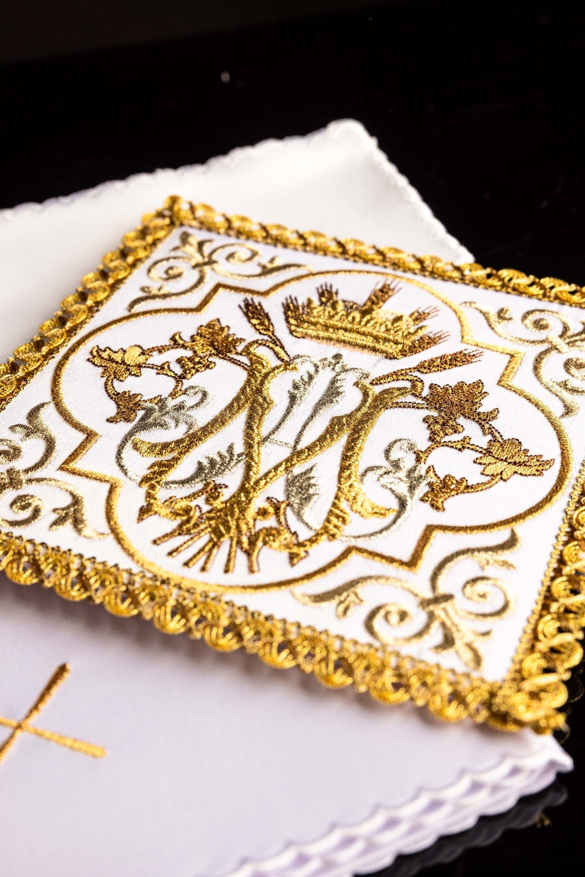 Kelchwäsche-Set mit Nahaufnahme der goldenen Stickerei auf der eckigen Palla
