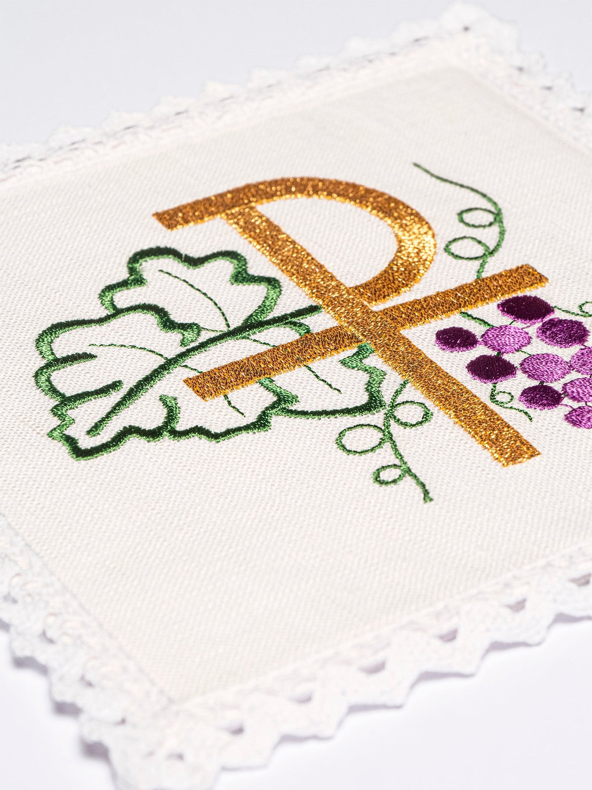 Kelchwäsche-Set, Nahaufnahme der goldenen PAX-Stickerei mit grünen Blättern und violetten Trauben
