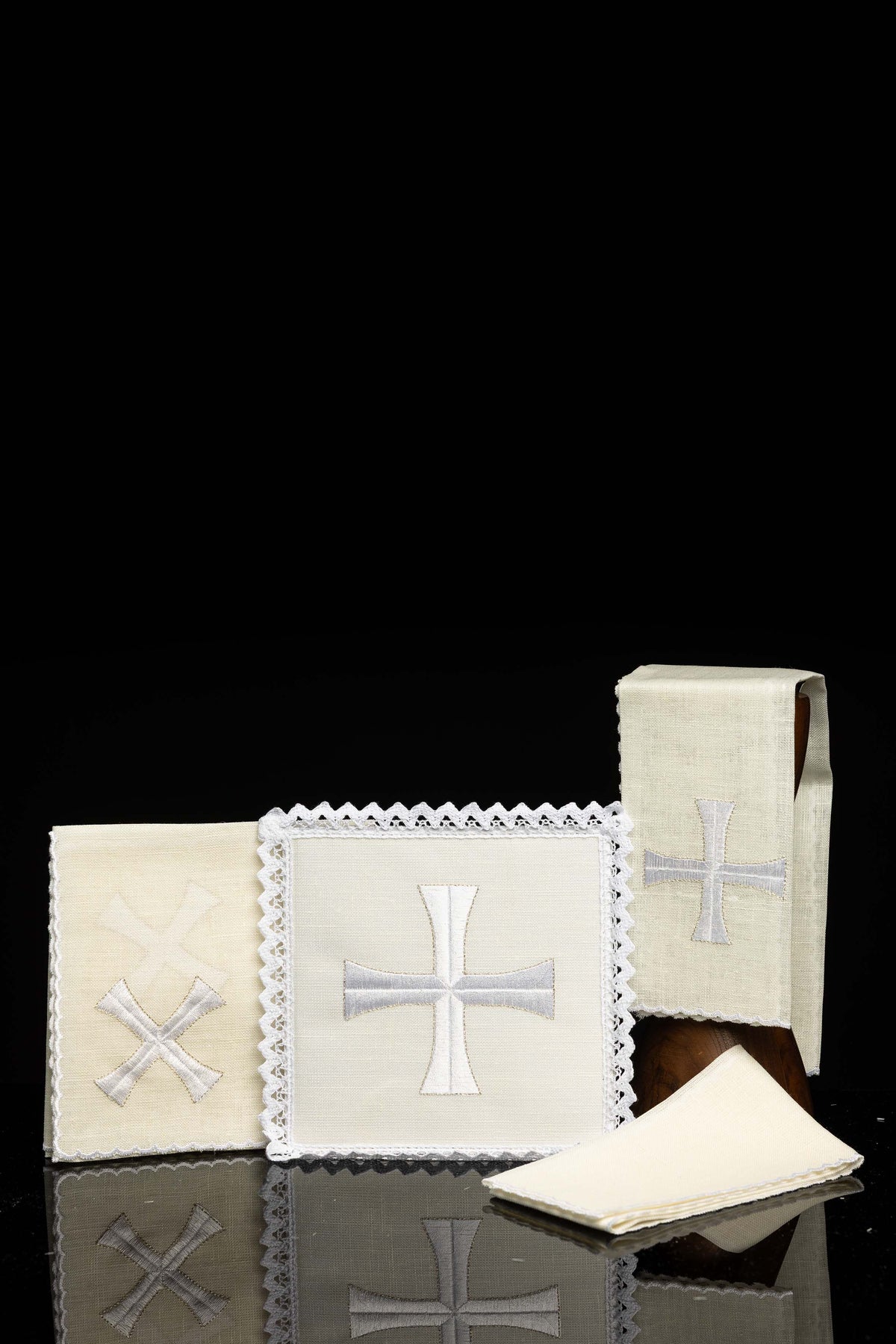 Kelchwäsche-Set in Weiß mit Silberkreuz und Spitzenrand, vollständig aufgelegt