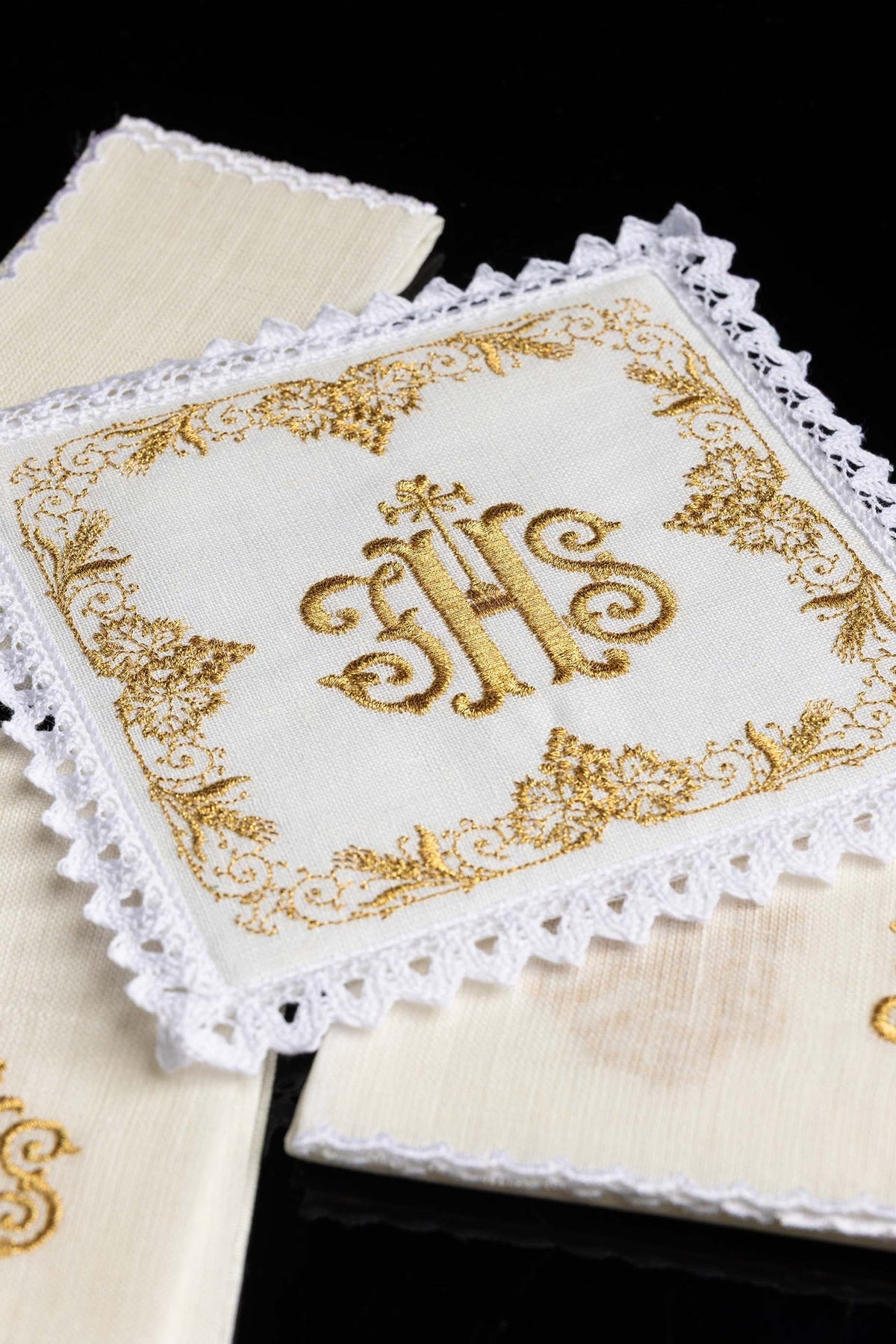 Kelchwäsche-Set mit goldener IHS-Stickerei und Ornamentrahmen im Detail