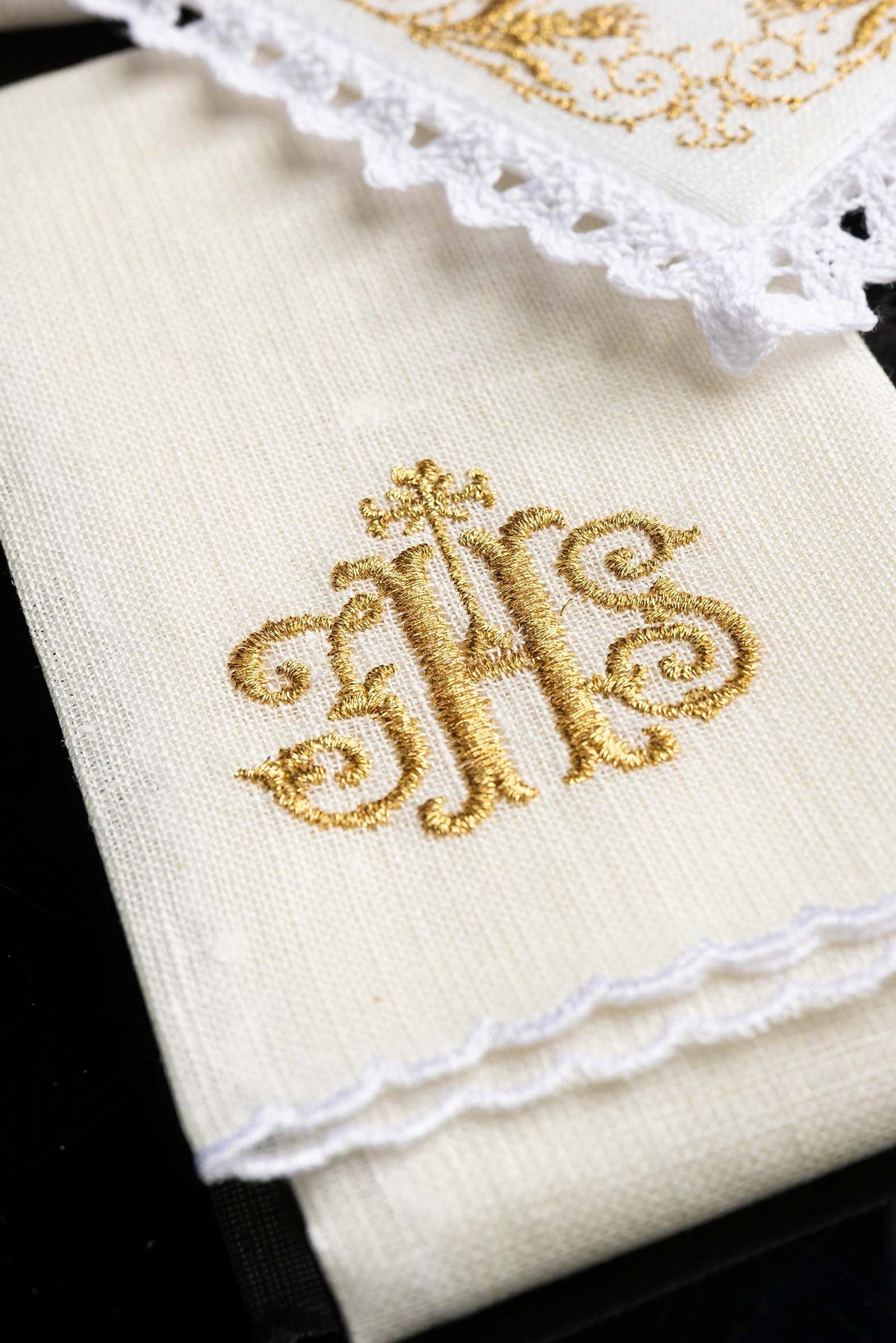 Kelchwäsche-Set mit goldener IHS-Stickerei und weißem Spitzenabschluss