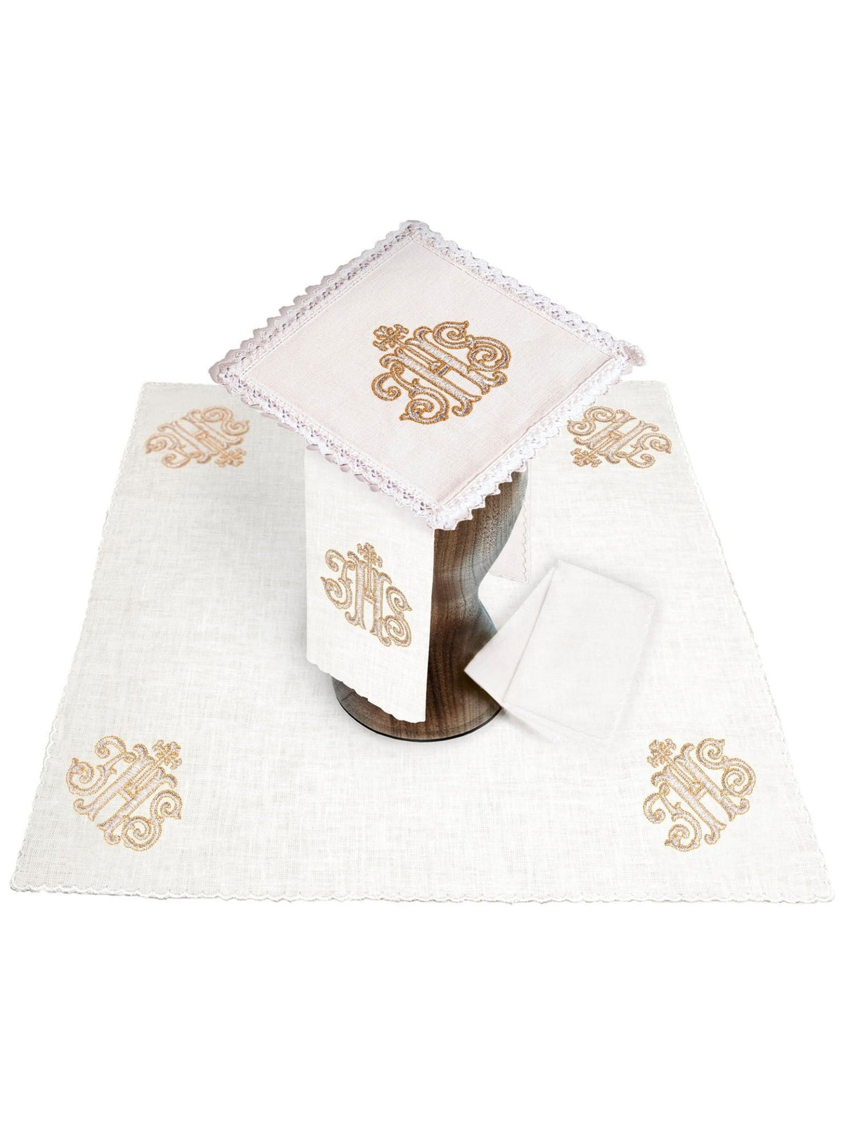 Kelchwäsche-Set in Naturweiß mit goldenem IHS-Monogramm und Spitzenrand, vollständig ausgebreitet