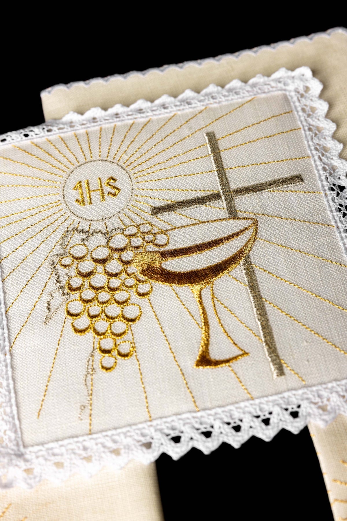 Kelchwäsche-Set, Nahaufnahme des Kelchmotivs mit Kreuz, Trauben und IHS-Stickerei