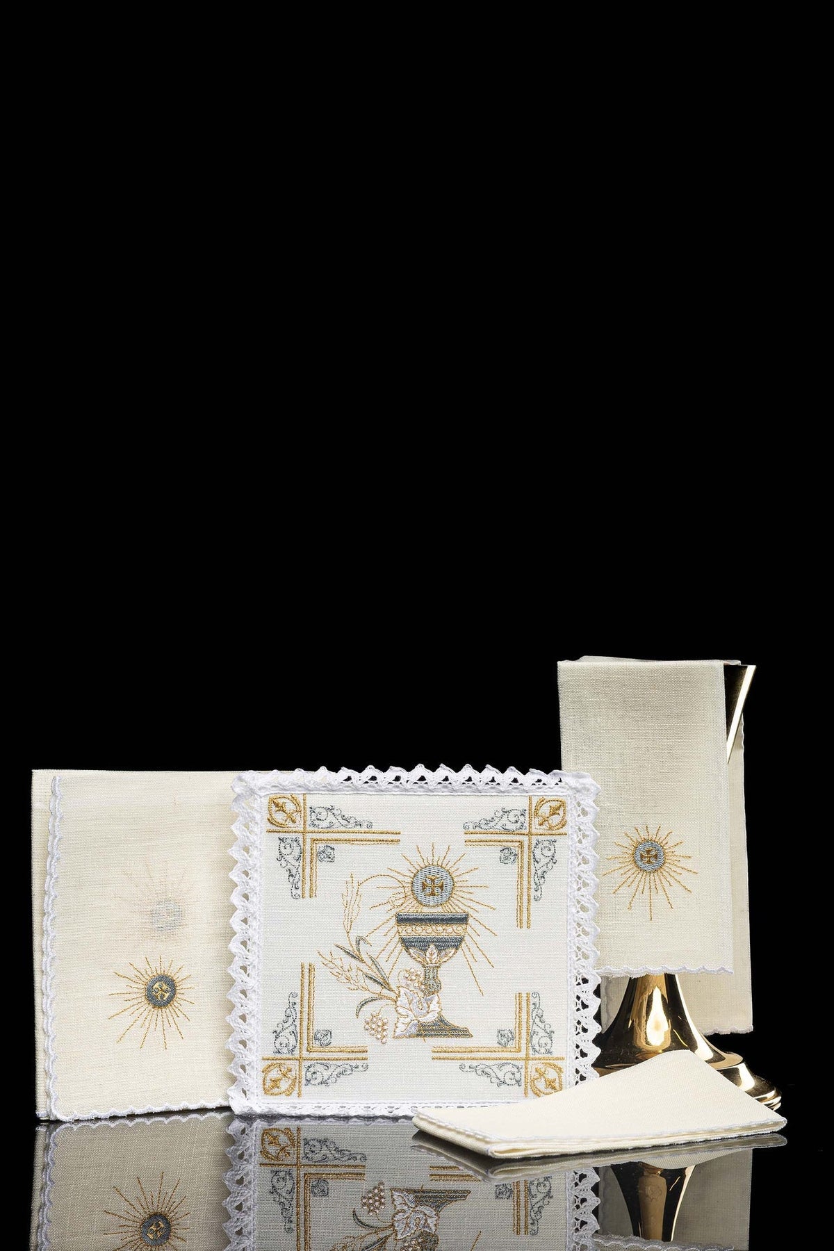 Kelchwäsche-Set in Ecru mit goldenem Kelchmotiv und Spitzenrand, vollständig mit allen Tüchern