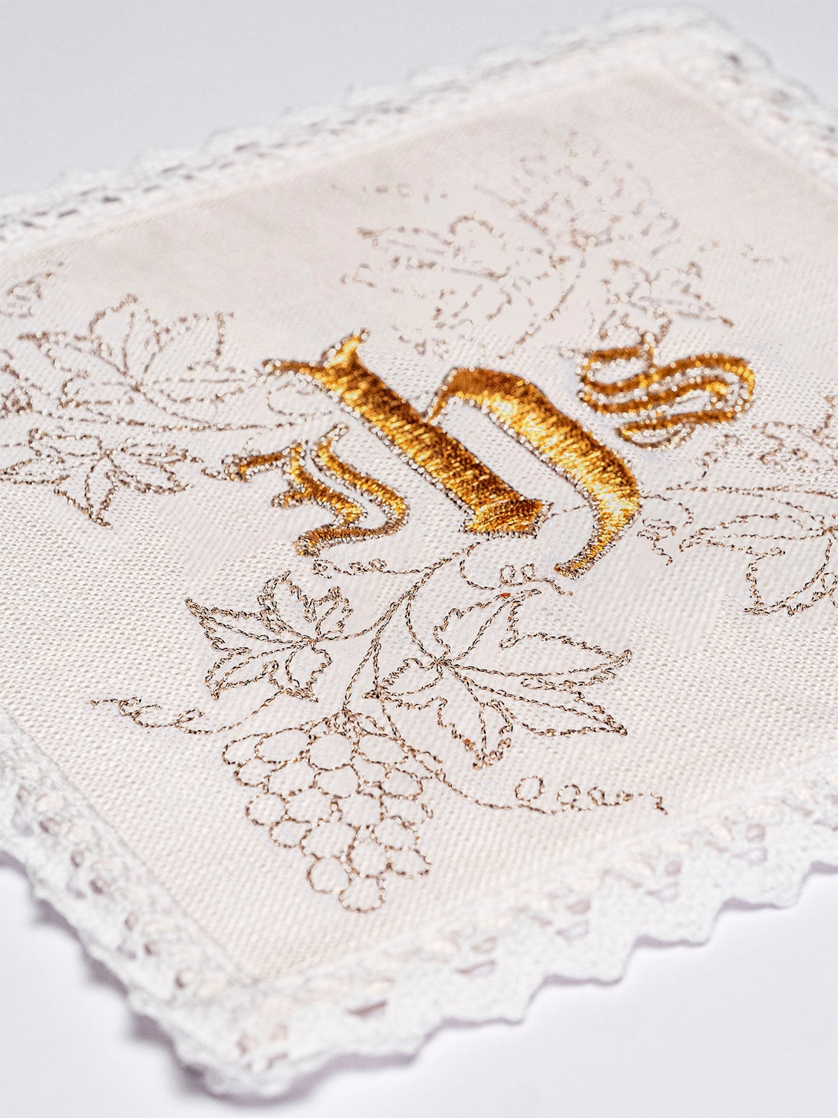Kelchwäsche-Set mit goldener IHS-Stickerei und Traubenmotiv im Detail
