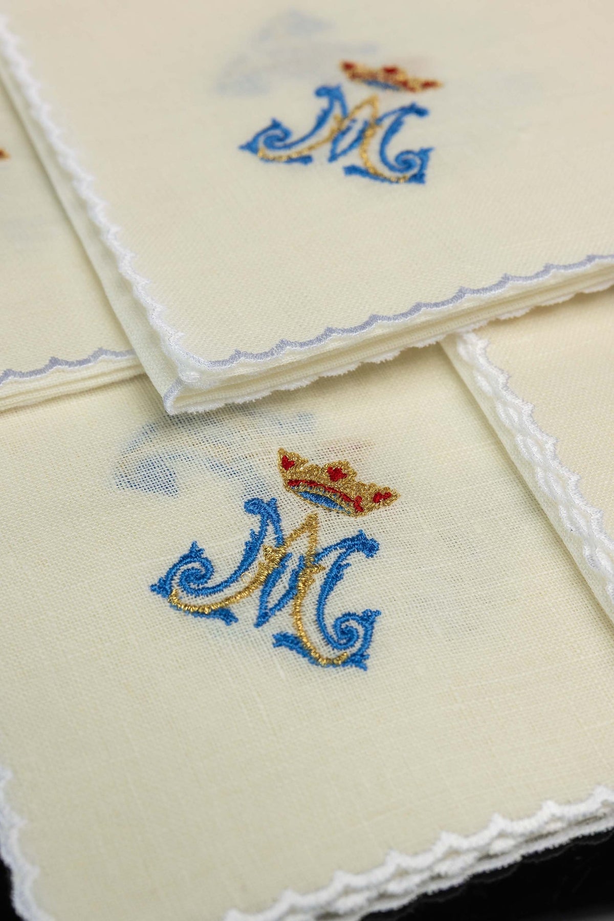 Corporale aus Leinen mit Marienmotiv, Nahaufnahme der golden-blauen Stickerei und Muschelkante