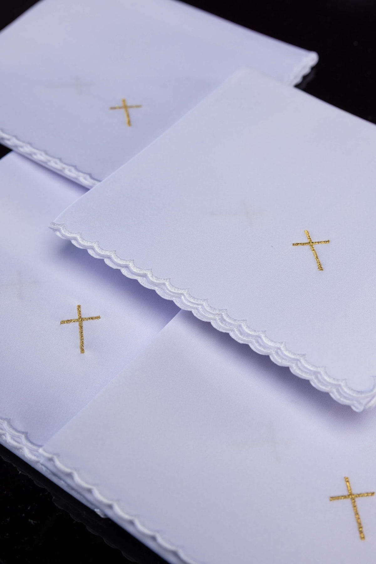 Corporale mit goldener Kreuzstickerei, Detailansicht der weißen Stoffe und gewellten Ränder