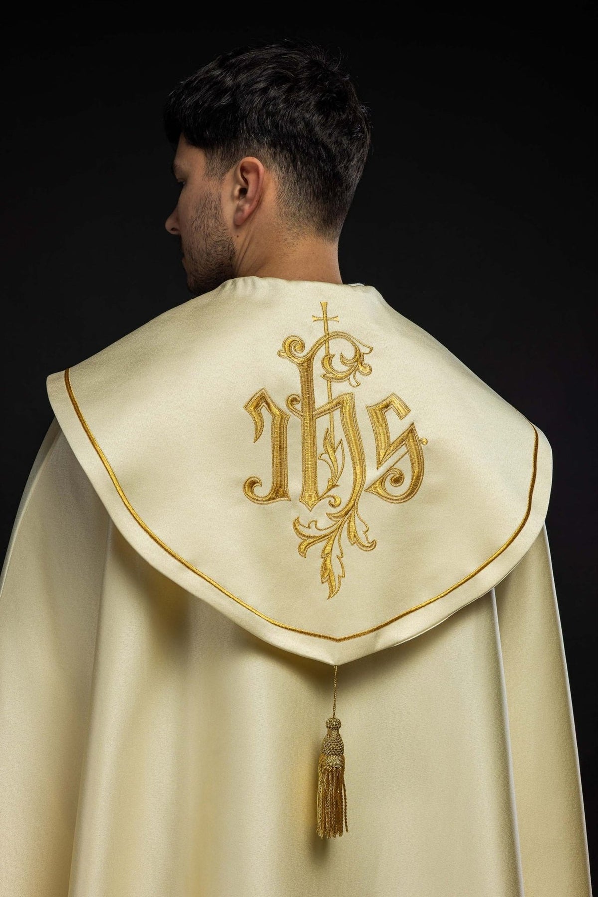 Eucharistischer Umhang IHS-Monogramm in Elfenbein mit goldener IHS-Stickerei auf der Rückseite