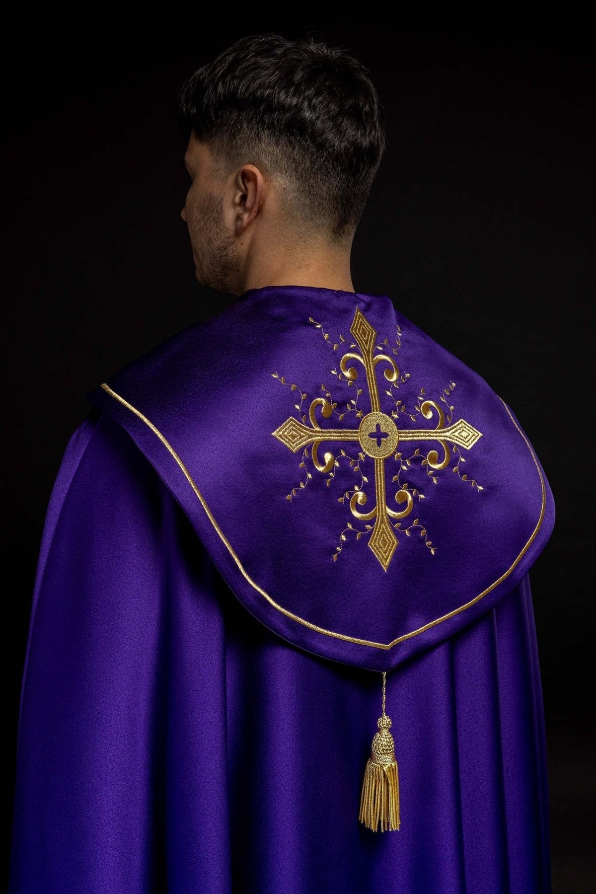 Gestickter liturgischer Umhang lila, Rückansicht mit großem goldenem Kreuz und Quaste