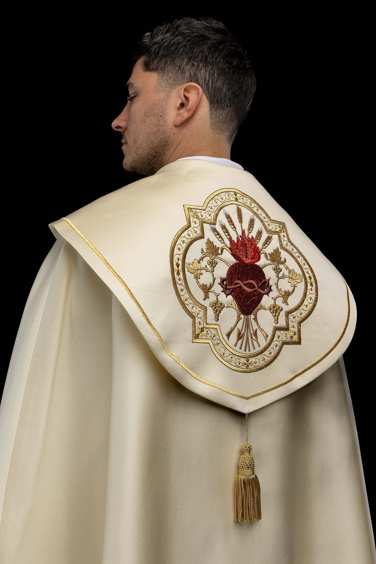 Liturgischer Chormantel mit Stickerei des Heiligsten Herzens Jesu, Rückansicht in Ecru