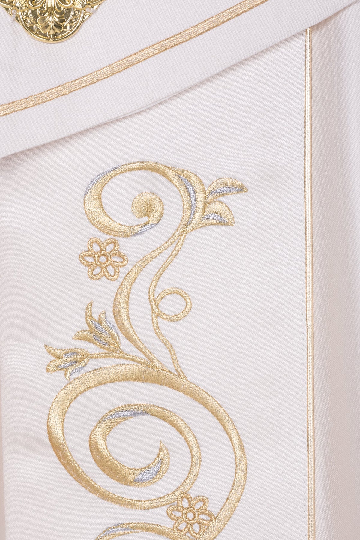 Rauchmantel in Ecru, Nahaufnahme der gold-silbernen Ornamentstickerei