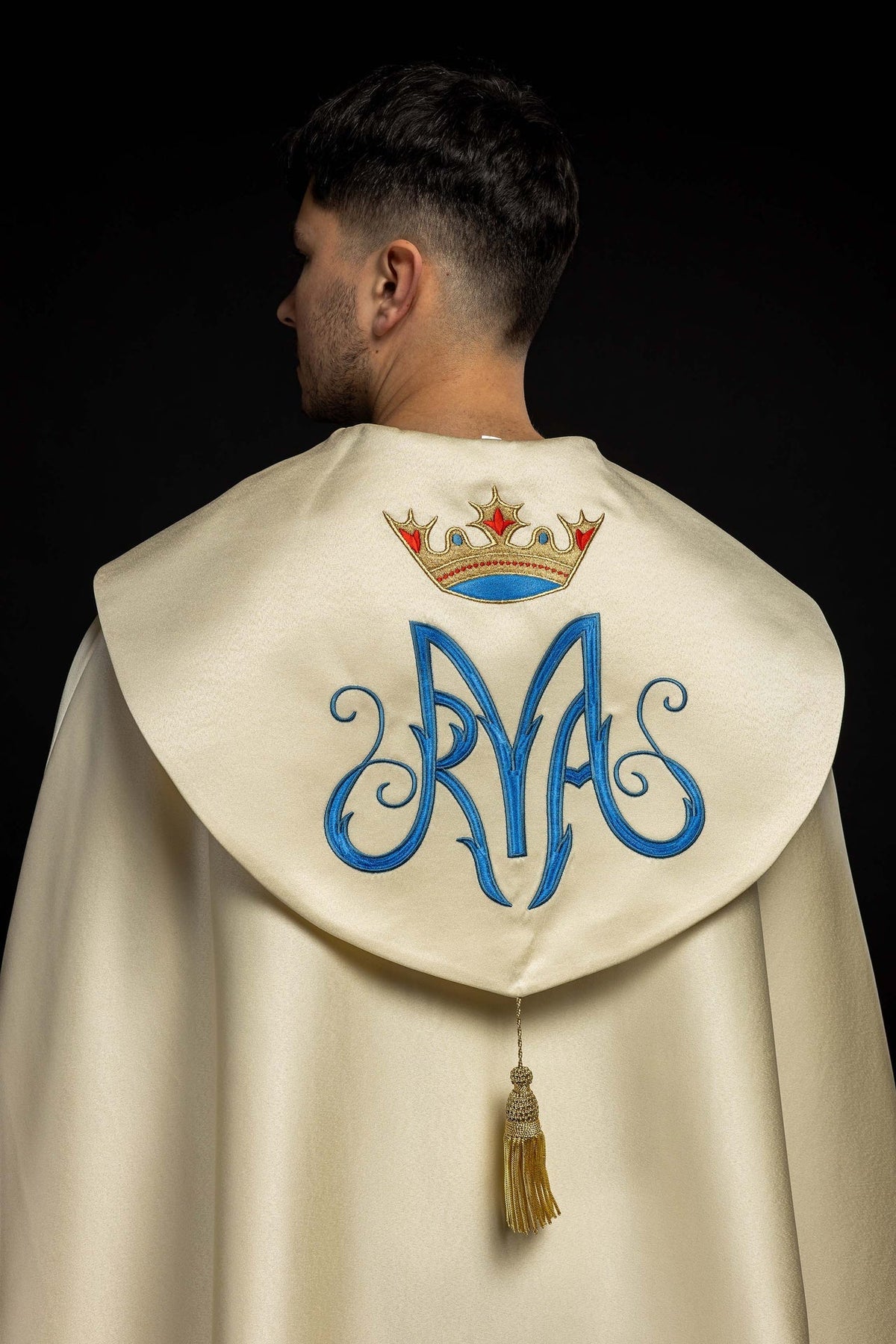 Besticktes Marienpluviale Ecru, Rückansicht mit blauem Marienmonogramm, Krone und goldener Quaste
