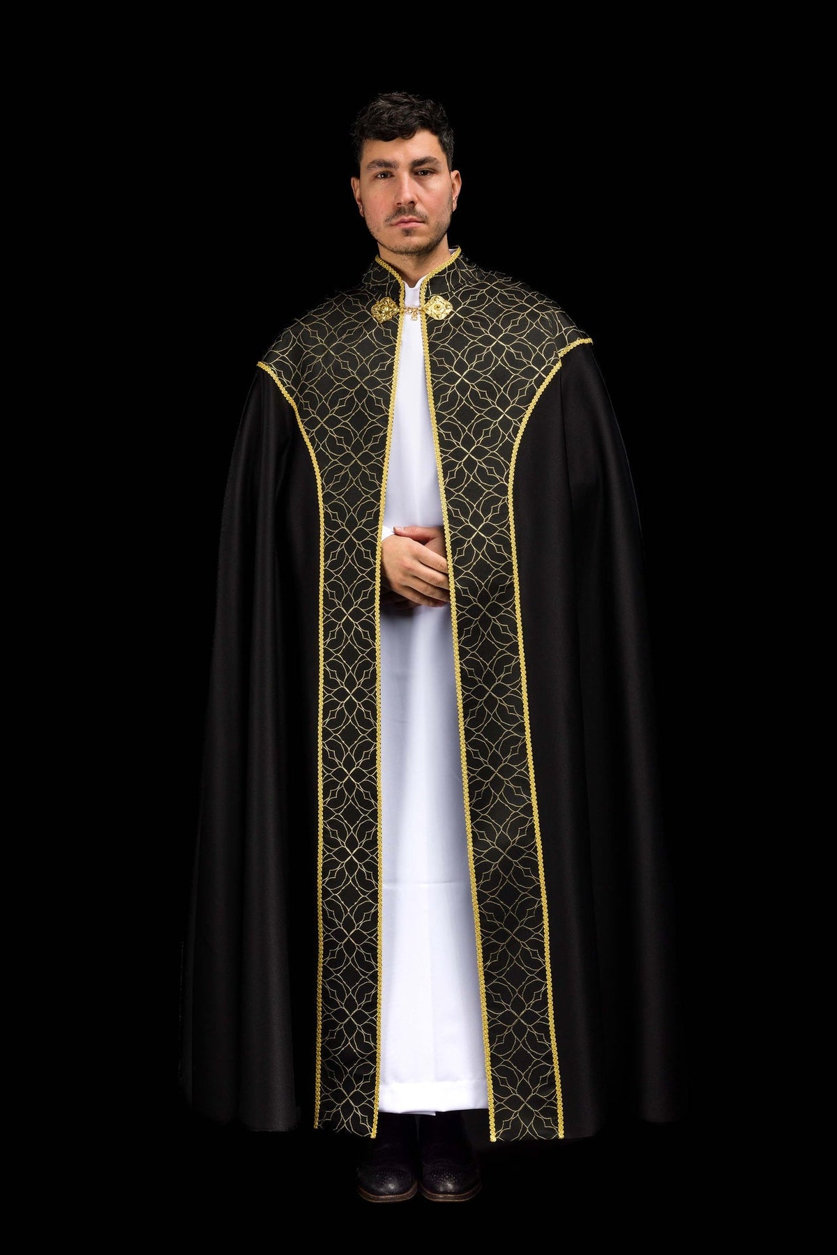 Schwarze bestickte liturgische Chorkappe mit Jacquardstoff verziert, frontal getragen