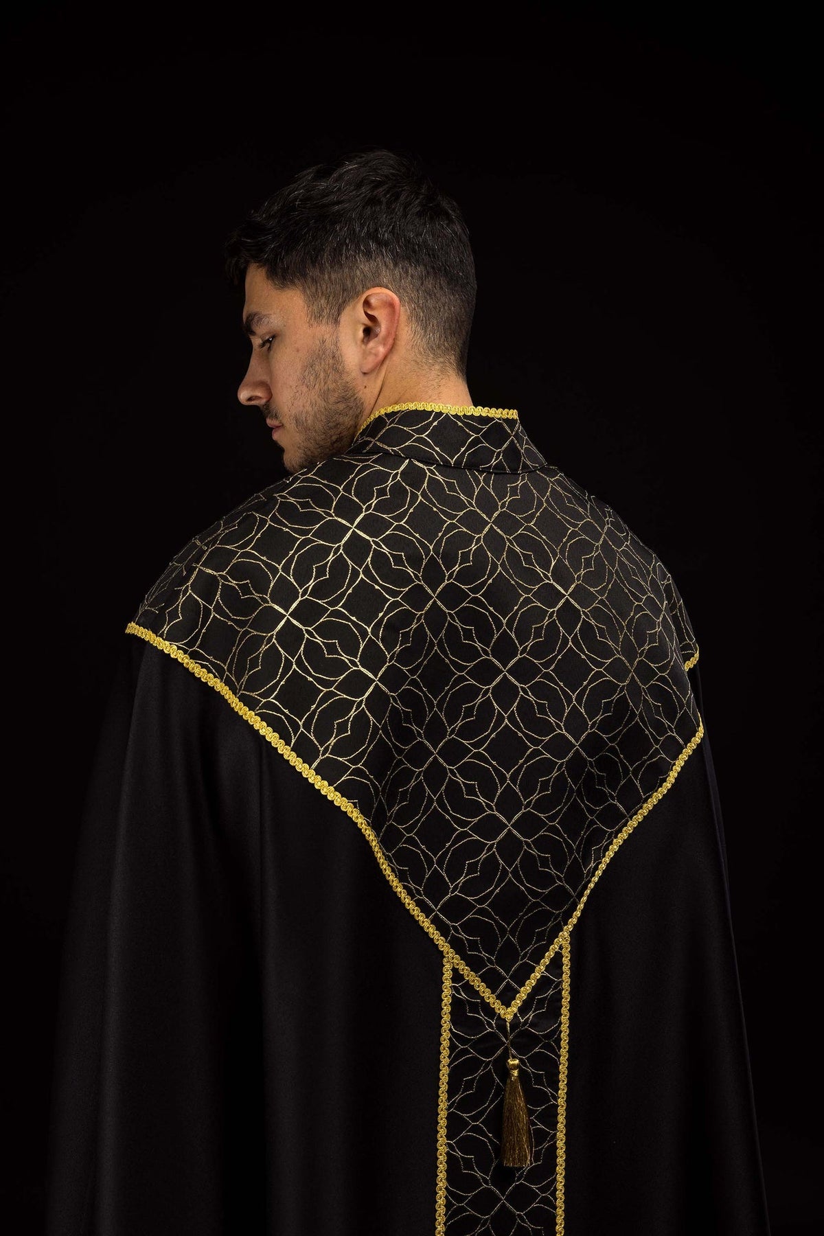 Liturgische Chorkappe, Rückansicht mit goldbesticktem Schulterkragen und Quaste