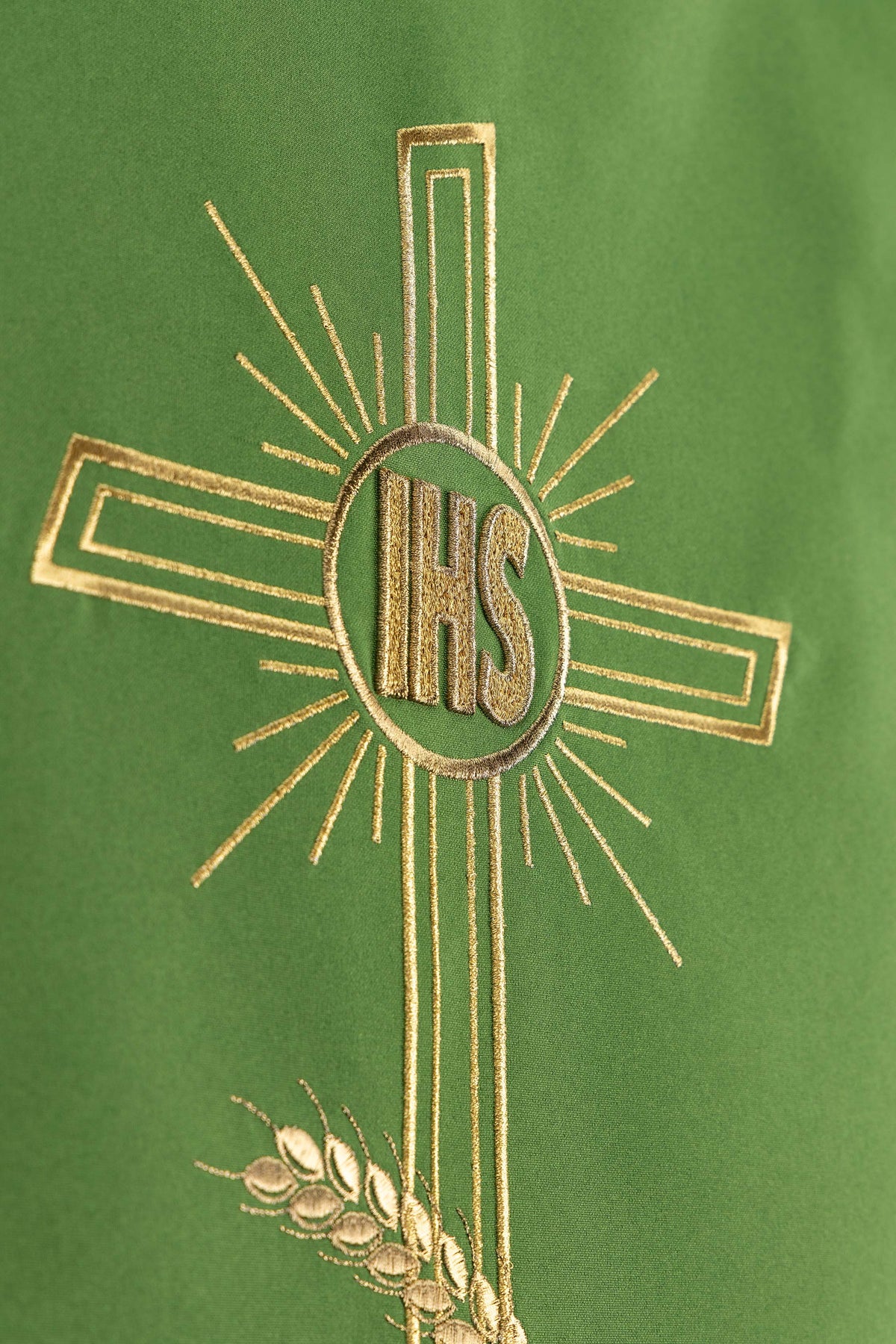 Antependium mit goldener IHS-Kreuzstickerei und Strahlen, Detailansicht