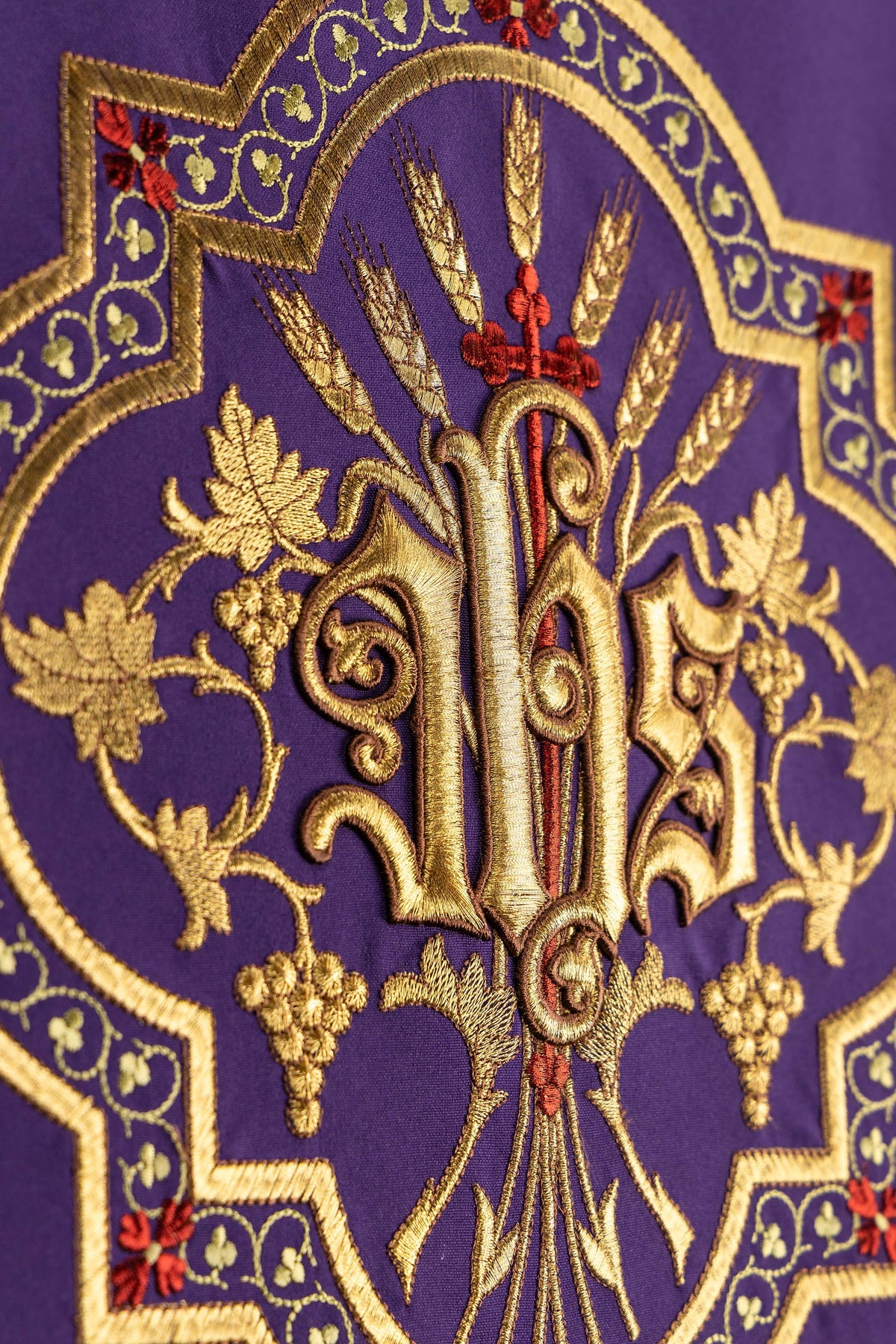 Antependium mit goldener IHS-Stickerei und floralen Details im Nahaufnahme