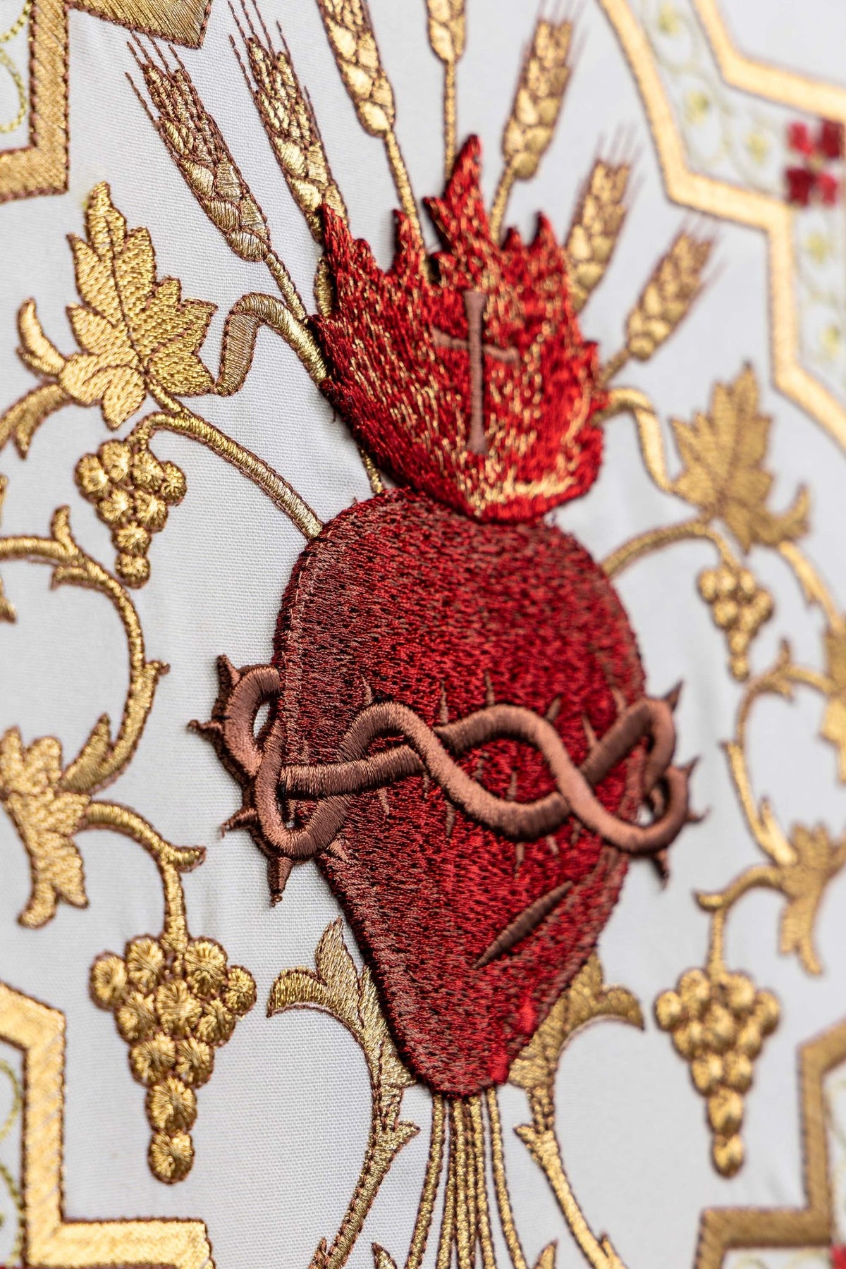 Herz-Jesu-Lektionar-Serviette, Nahaufnahme der roten Dornenkrone und goldenen Stickerei