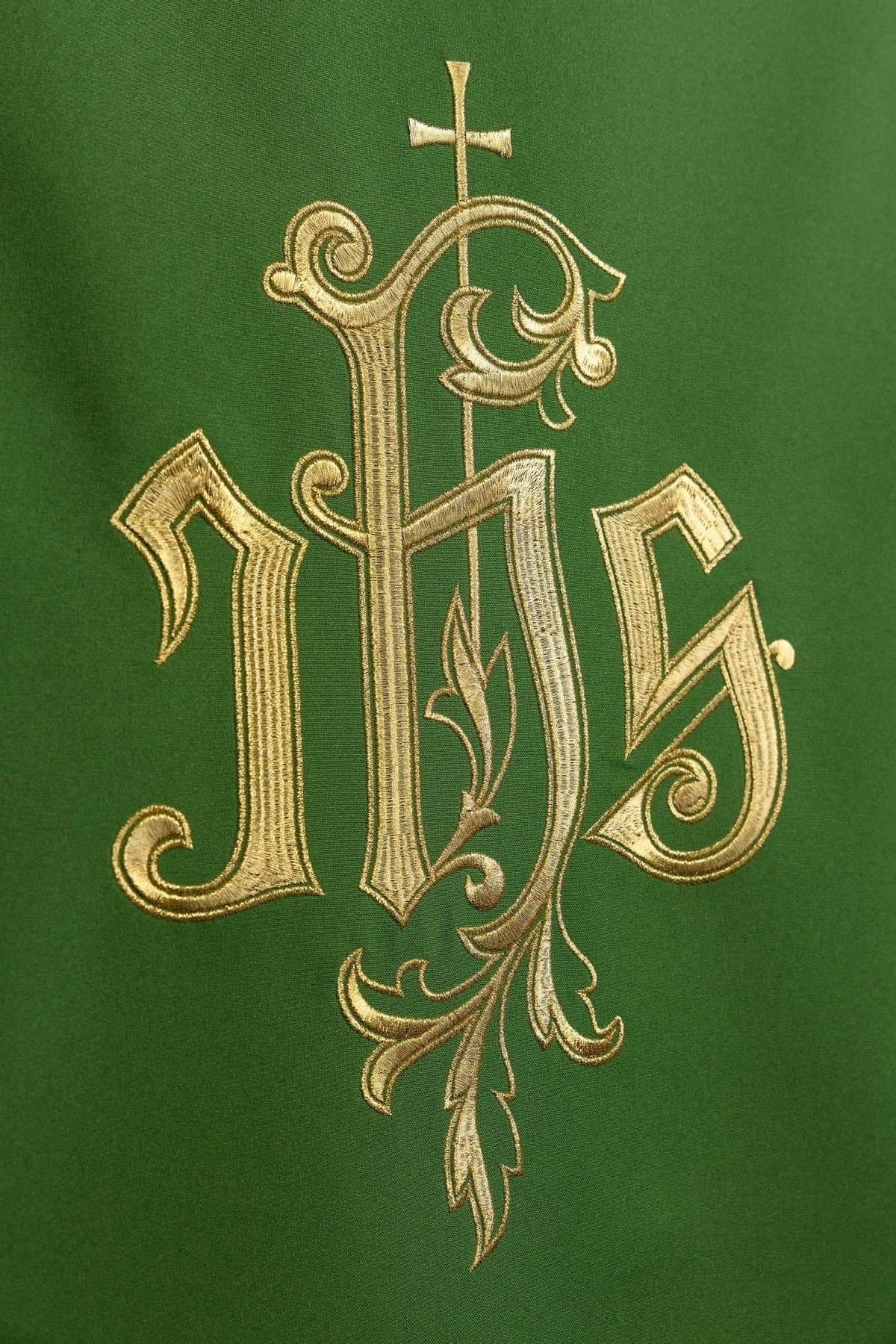Rednerpult Serviette in Grün mit großem goldfarbenem IHS-Symbol, Detailansicht