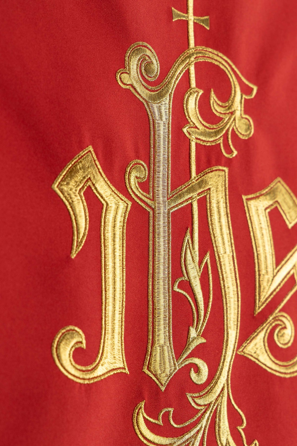 Rotes Antependium, Nahaufnahme der goldfarbenen IHS-Stickerei