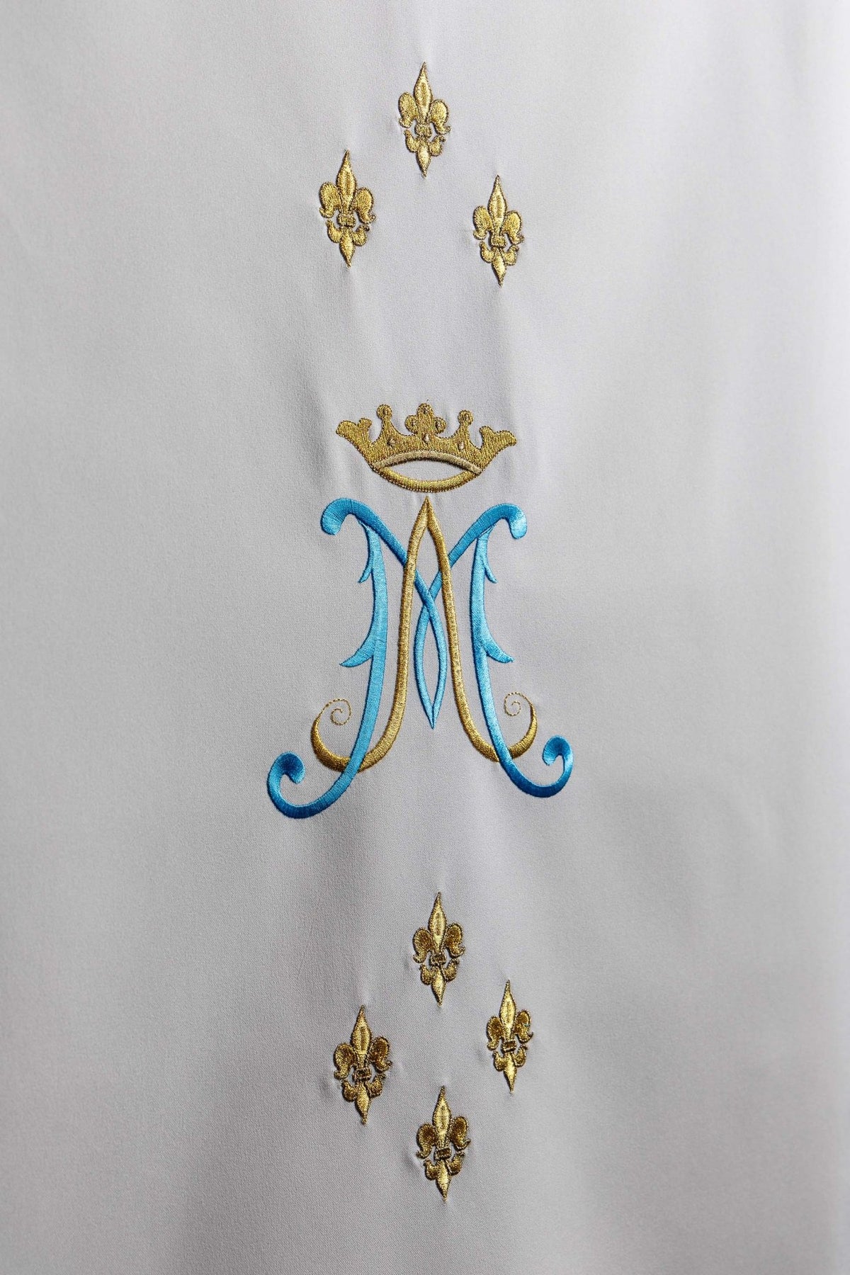 Rednerpult Serviette, Detailansicht der blau-goldenen Stickerei mit Krone und goldenen Lilien