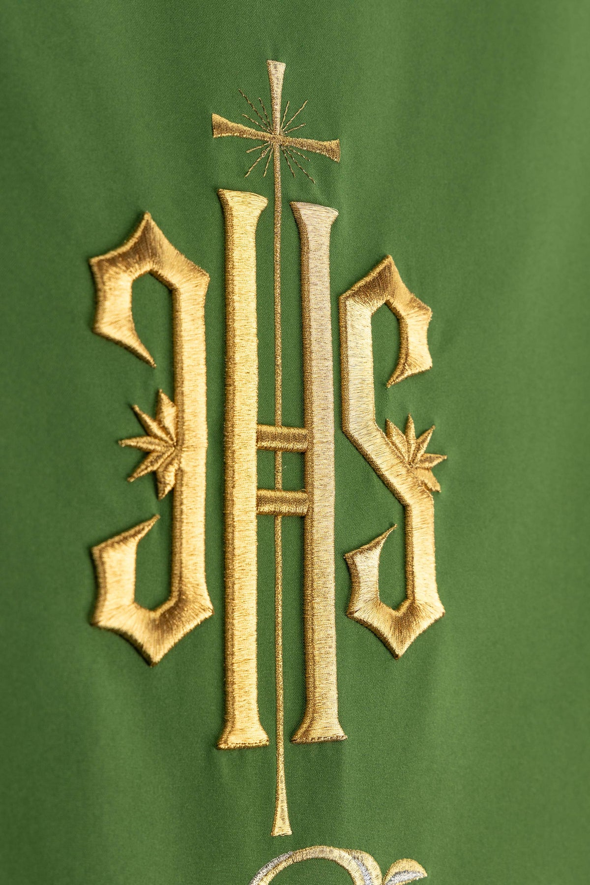Antependium mit goldgesticktem IHS-Motiv und Kreuz, Detailansicht