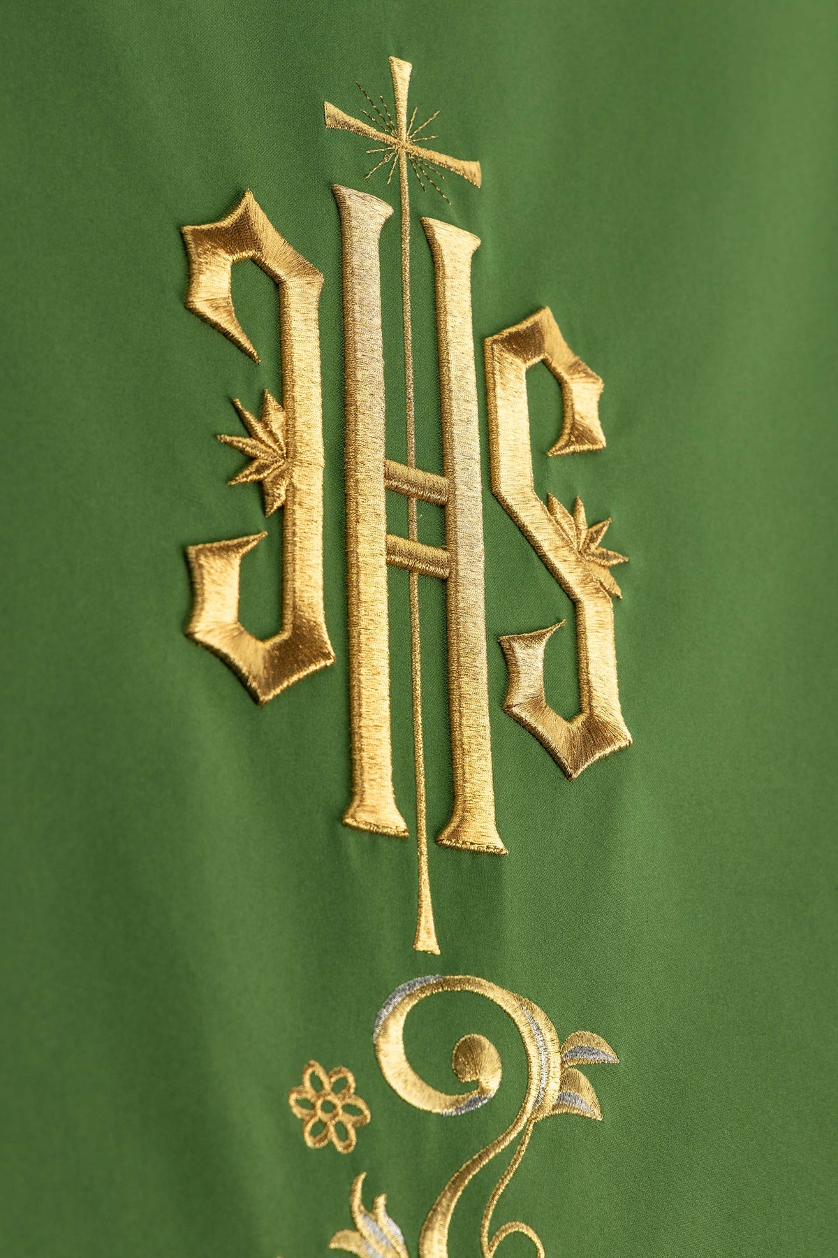 Antependium mit IHS-Motiv und beginnendem Pflanzenornament, Detailansicht