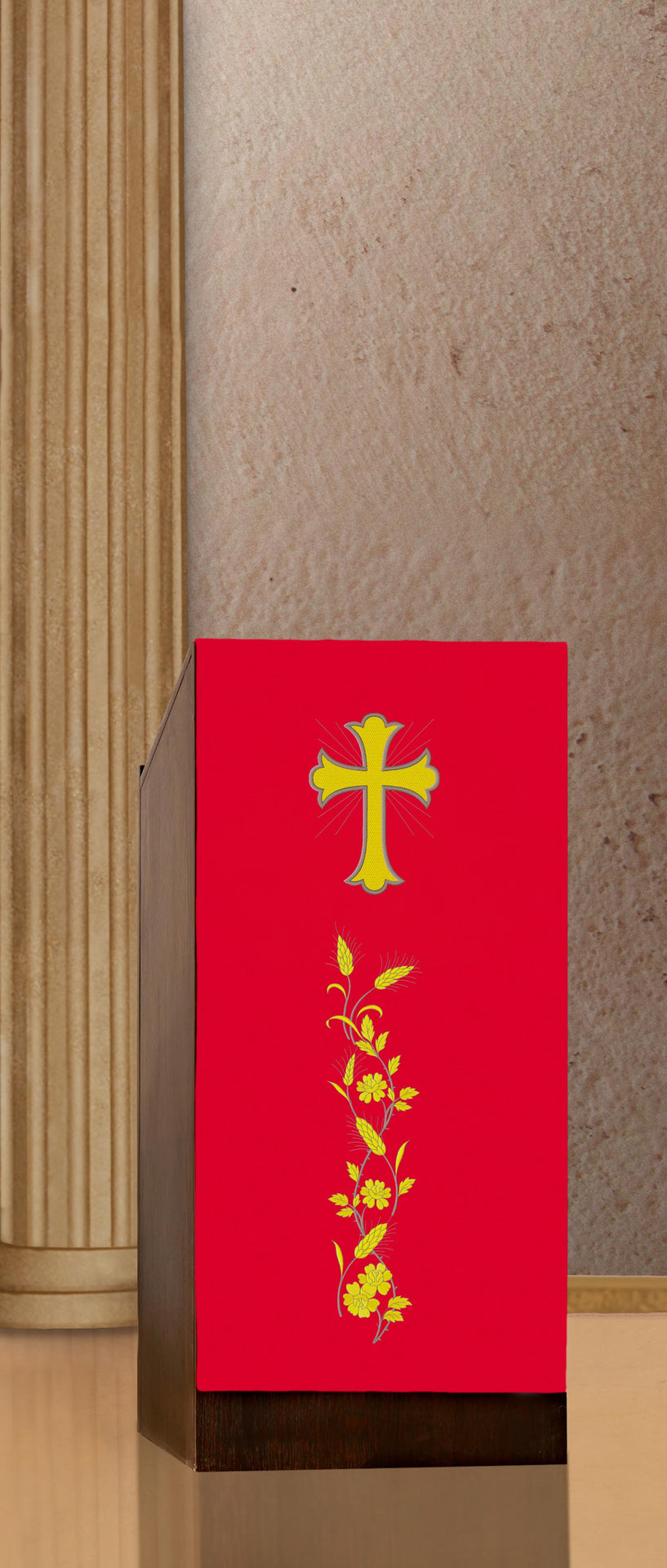 Rotes Lesepulttuch mit Kreuz- und Ährenstickerei, Vorderansicht mit gelbem Kreuz und Ährenmotiv