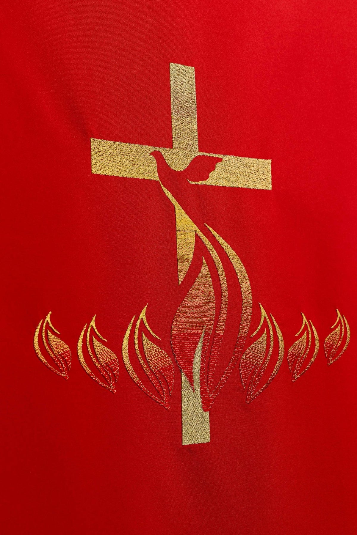 Lektorendienst in Rot, Detail der goldenen Kreuz-, Tauben- und Flammenstickerei