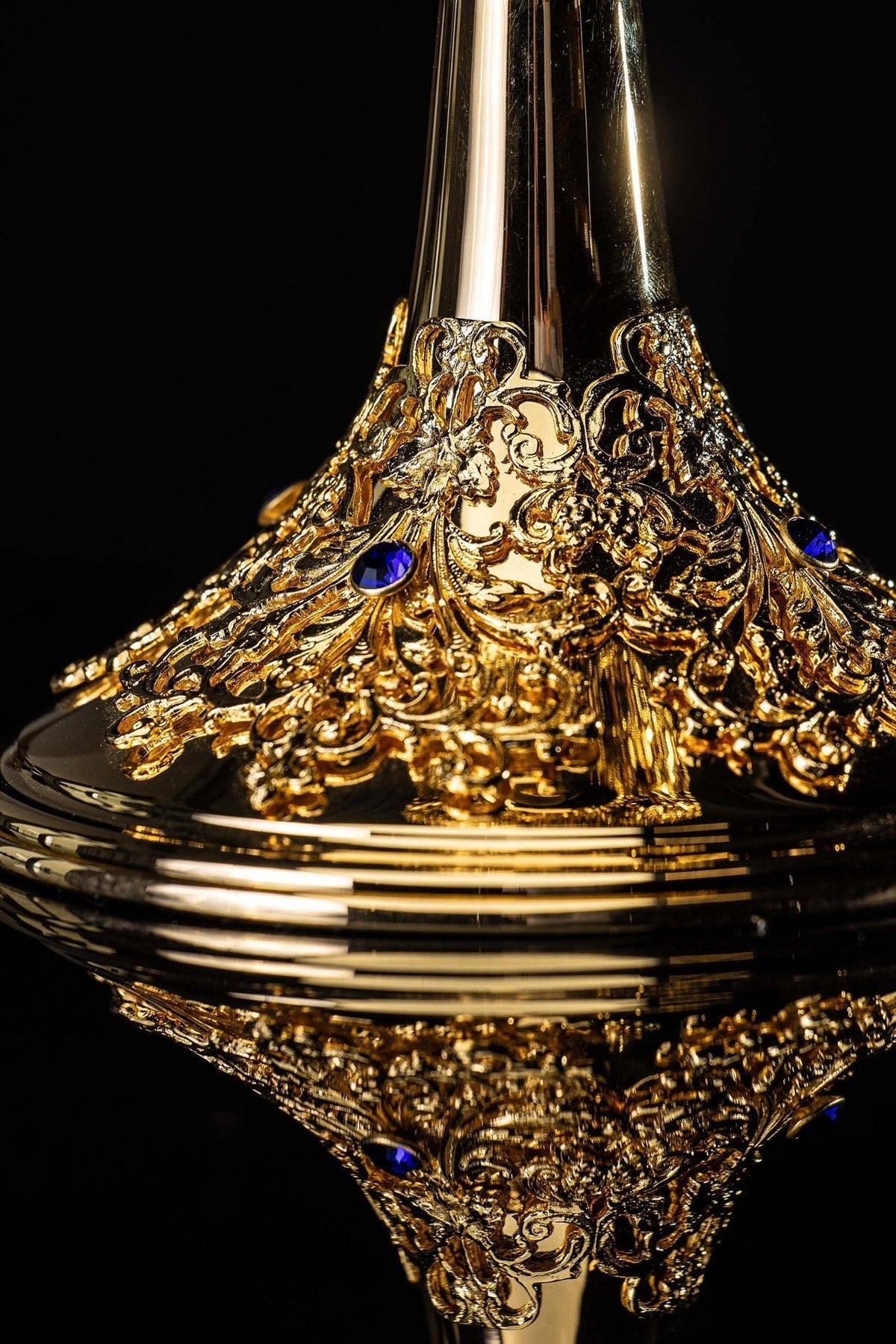 Ziborium, Detailansicht des Schafts und Fußes mit blauen Saphirverzierungen