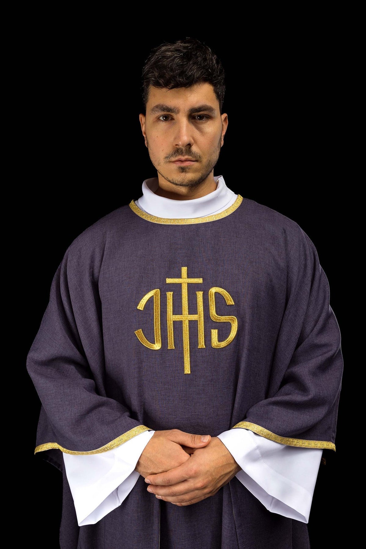 Violette liturgische Kasel mit goldener IHS-Stickerei, vorne getragen