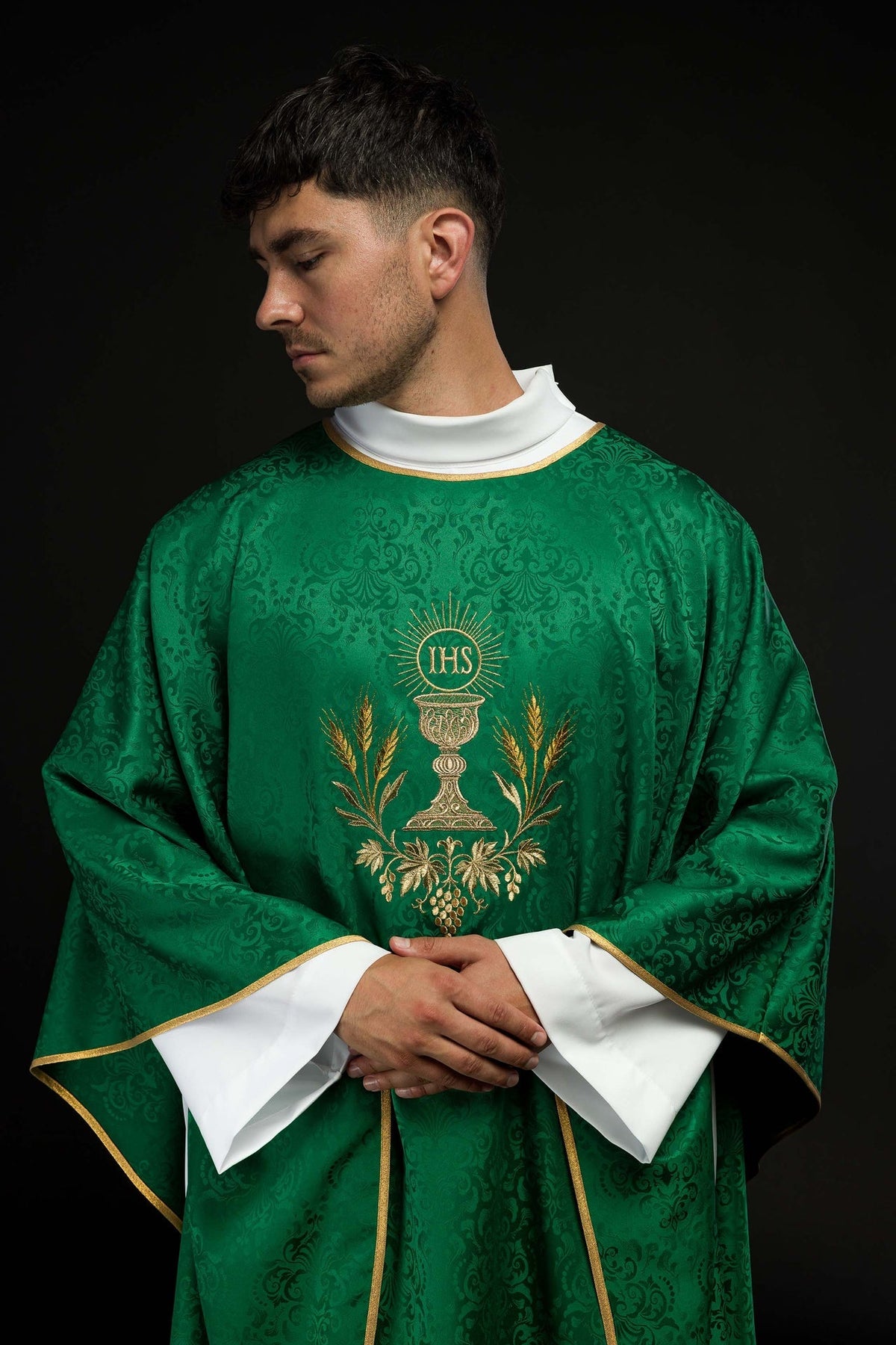 Liturgisches Messgewand in Grün mit gesticktem Kelch und Hostienmotiv auf Jacquardstoff, vorne getragen