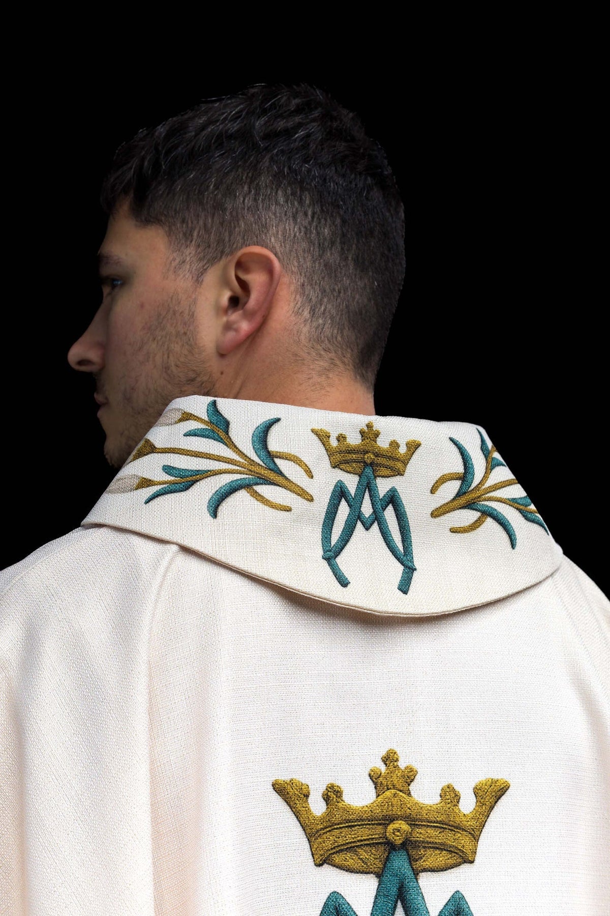 Marien-Kasel Ecru, Kragen mit Lilienmuster und Marienmonogramm von hinten