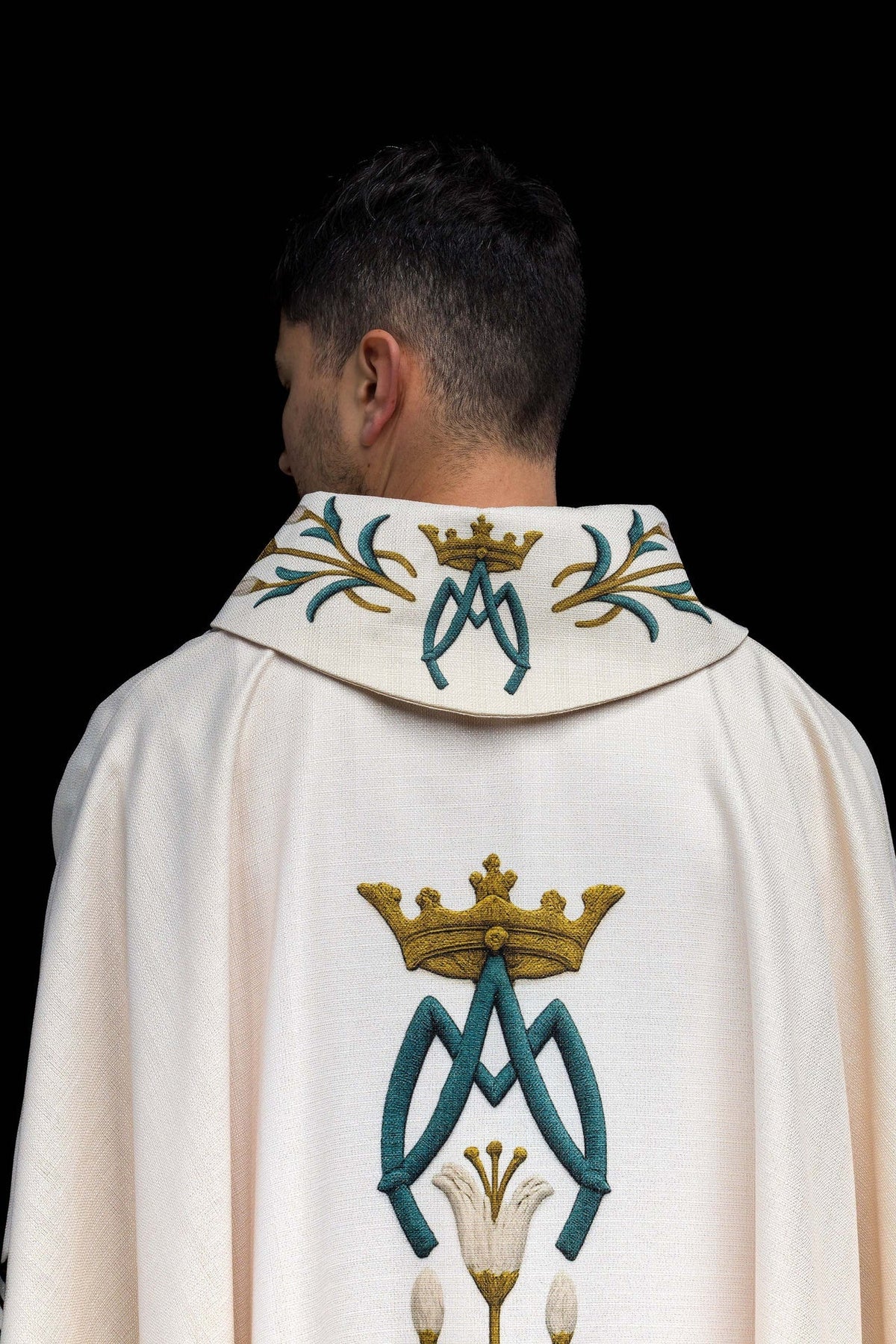 Marien-Kasel Ecru, Rückansicht mit zentralem Lilienmuster und Monogramm