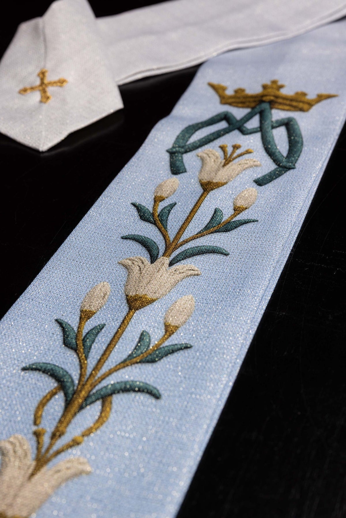 Gedruckte Marien-Kasel in Blau und Creme, Detail mit Lilienmuster und Marienmonogramm