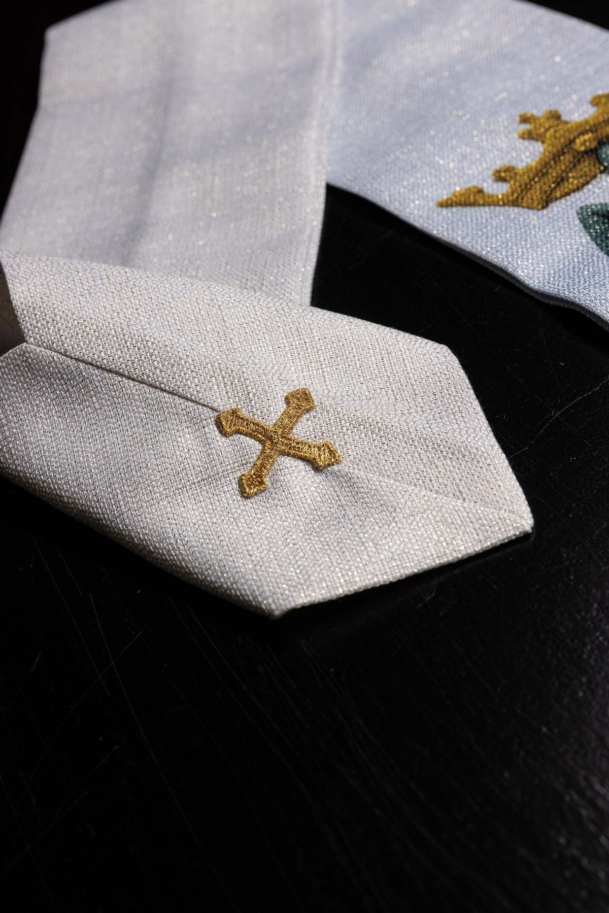 Gedruckte Marien-Kasel, gefalteter cremefarbener Bereich mit goldenem Kreuz