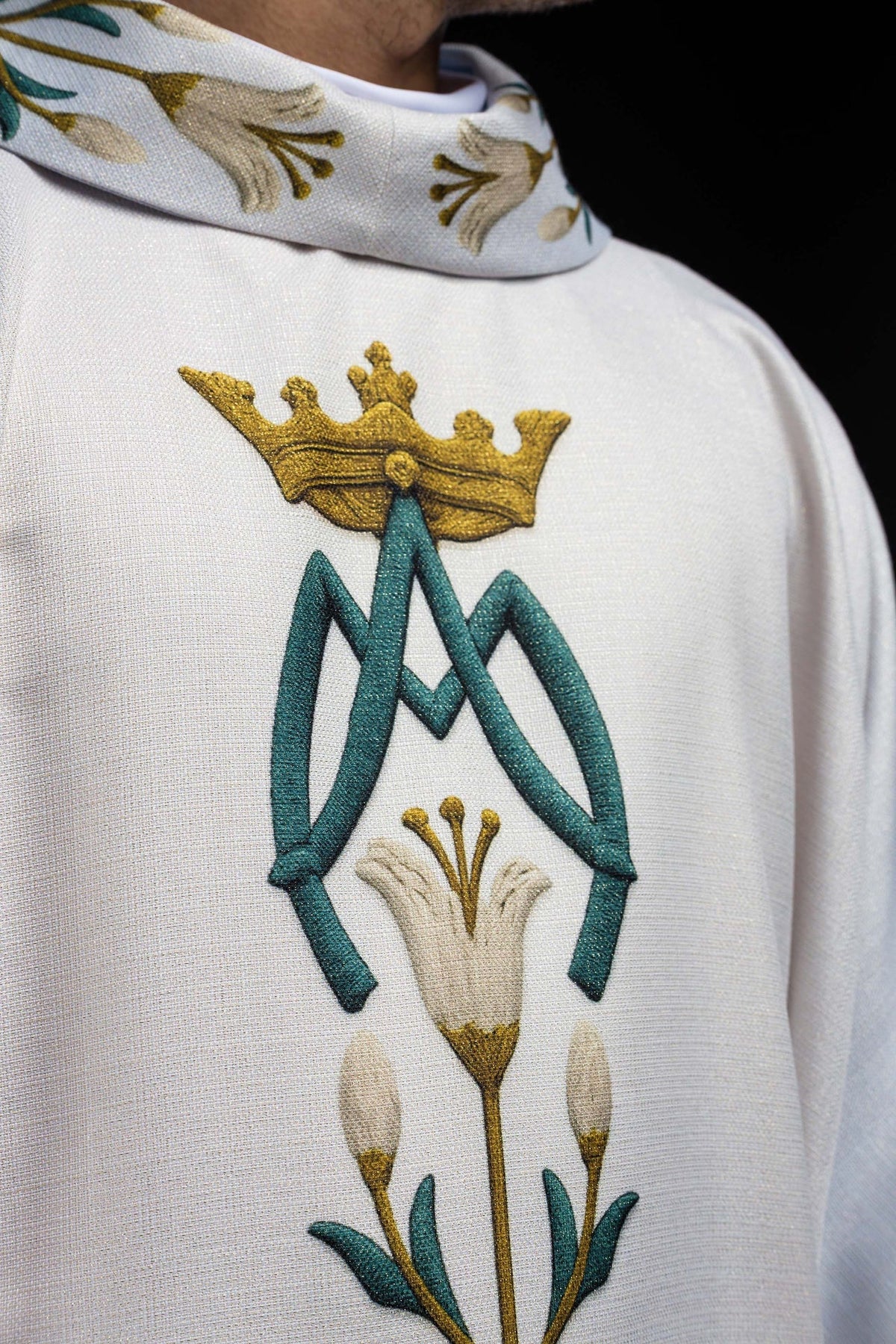 Marien-Kasel in voller Vorderansicht mit blau-cremefarbenem Stoff und Lilienornament