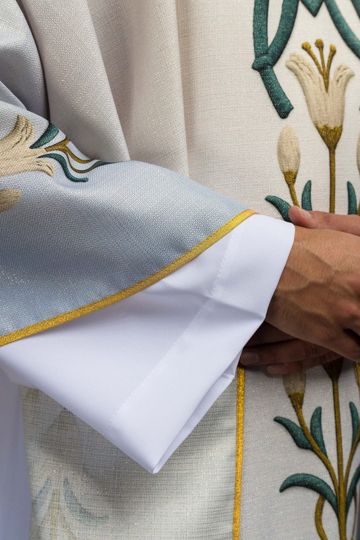 Marien-Kasel als Detailaufnahme mit goldenem Kronenmonogramm und Lilien