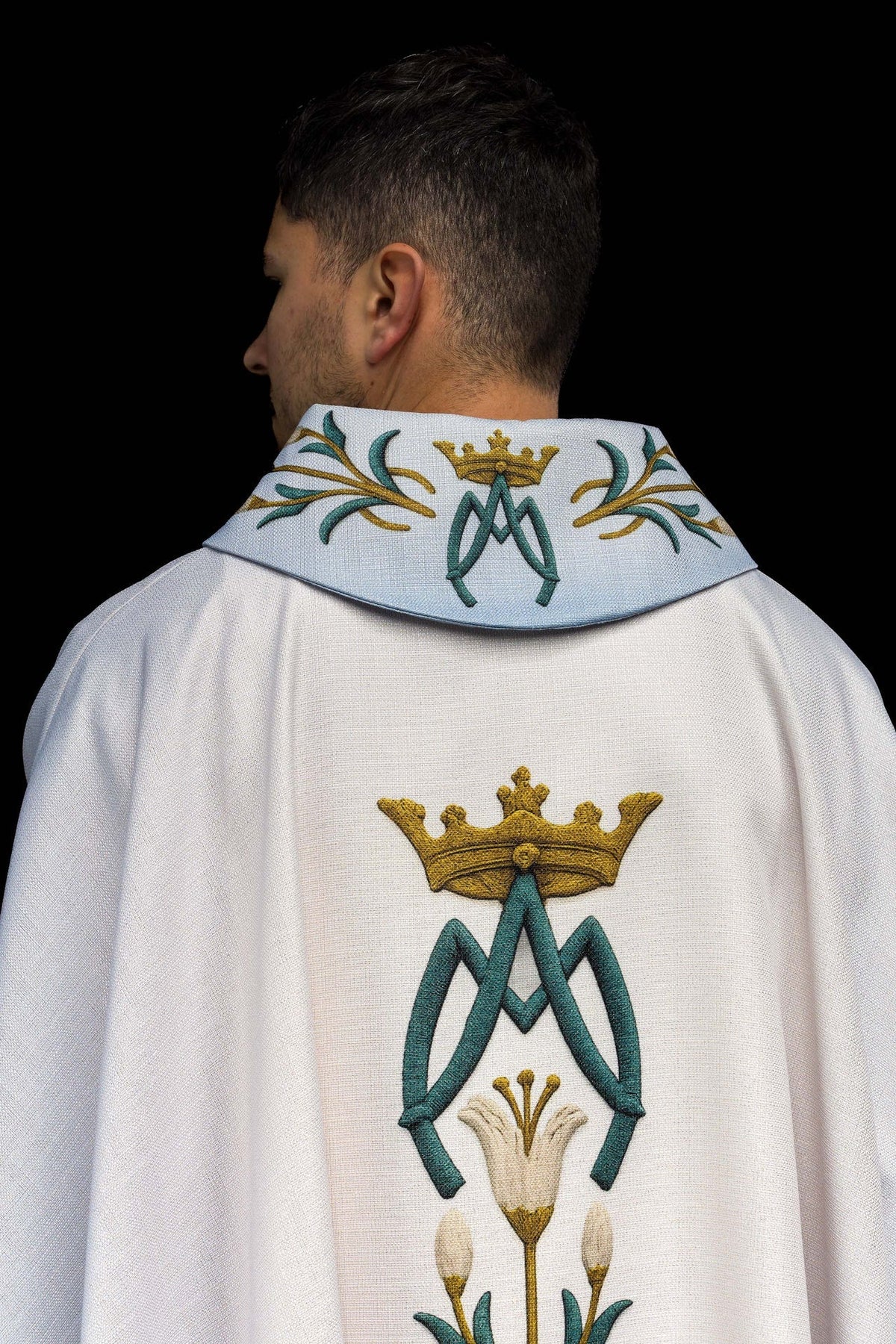 Marien-Kasel von hinten mit Monogramm und Lilienbordüre am Kragen