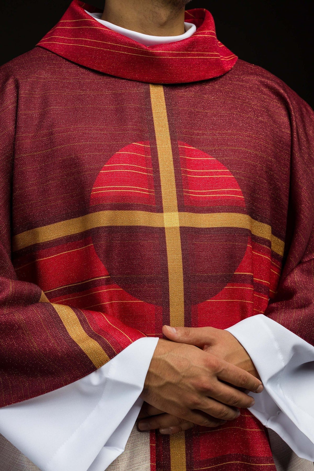 Kasel mit Kreuzmotiv, Nahaufnahme des roten Vorderteils mit goldenem Kreuz
