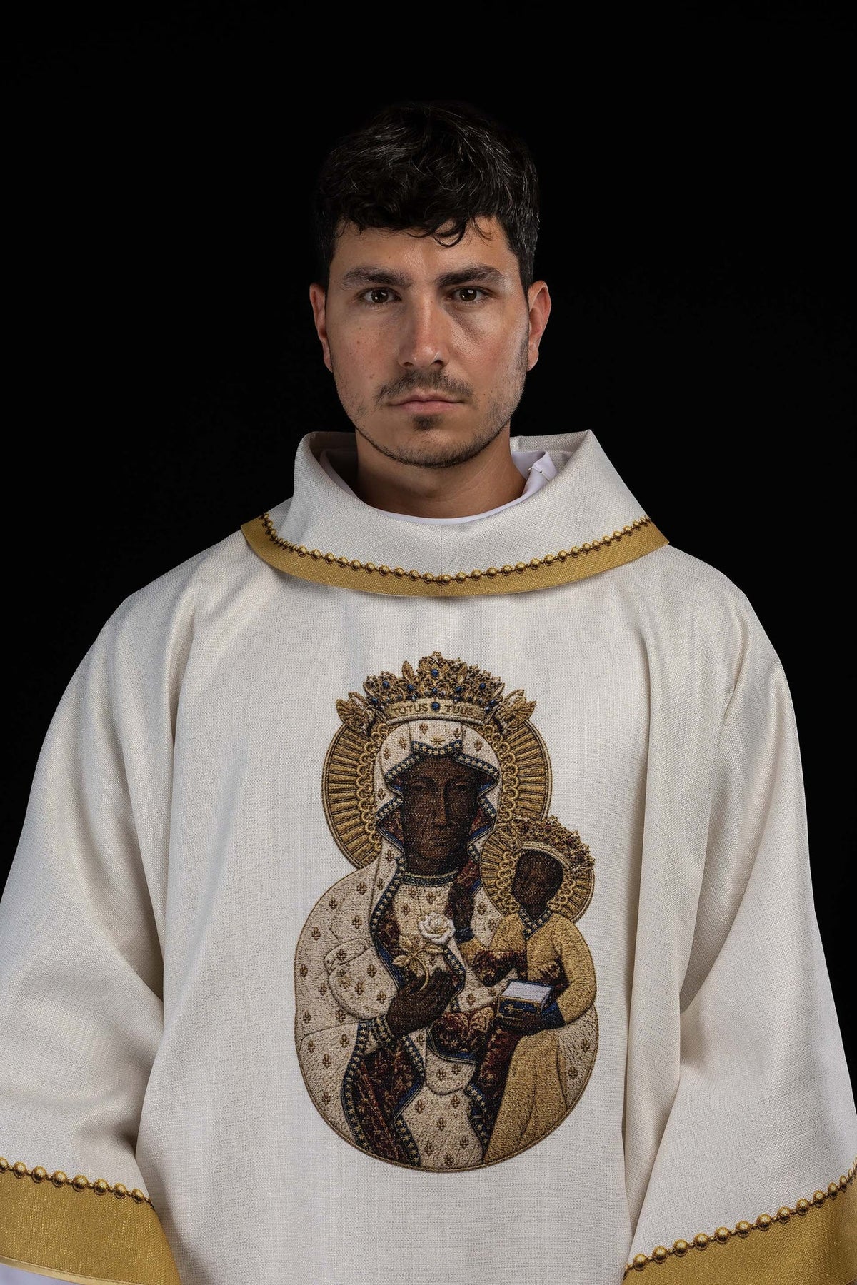 Messgewand mit gedrucktem Bild der Muttergottes von Tschenstochau, frontal getragen, weiß mit goldenen Borten