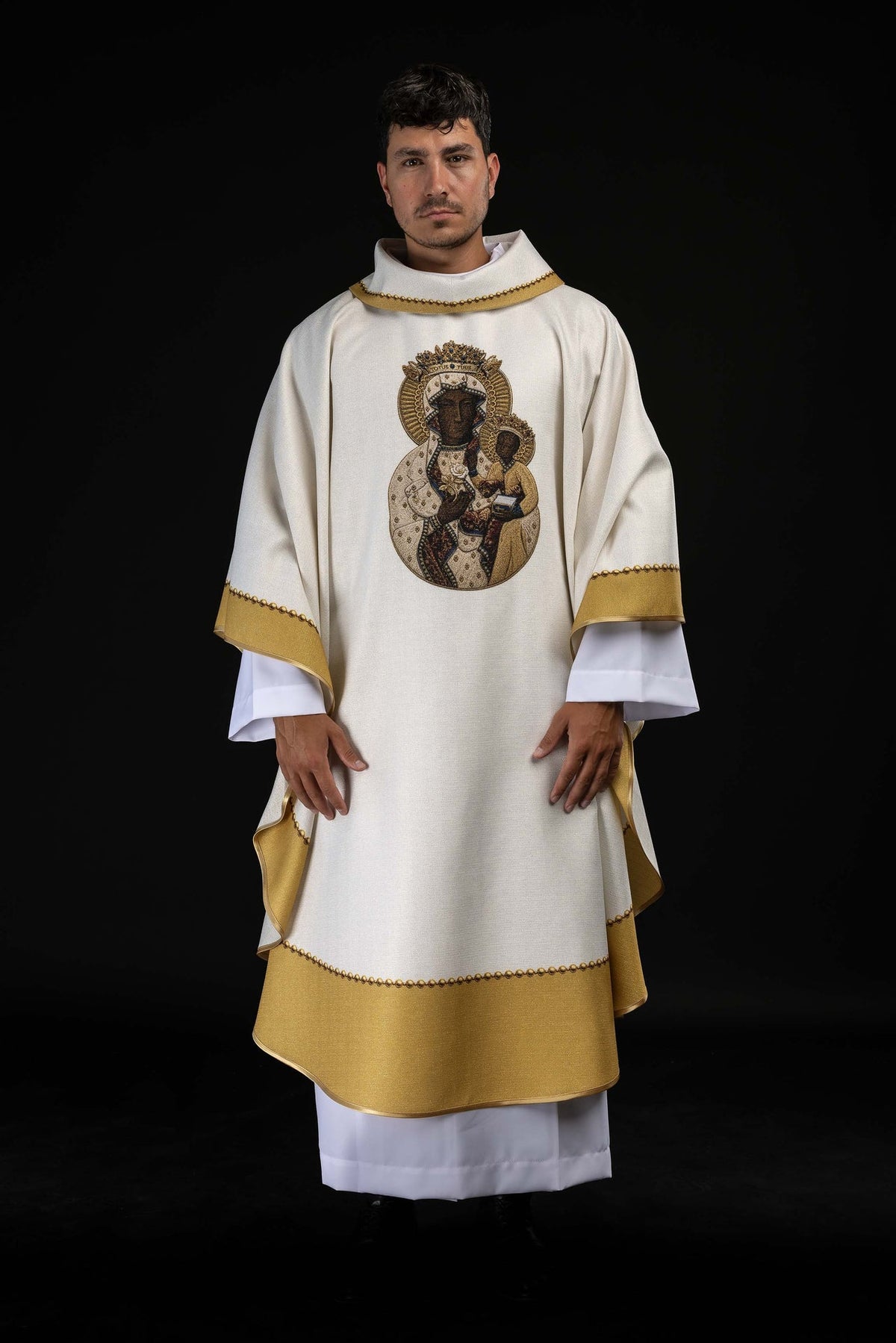 Messgewand mit Bild der Muttergottes von Tschenstochau, vollständige Vorderansicht mit goldenen Abschlüssen
