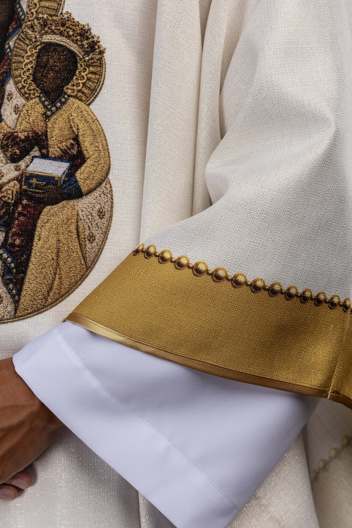 Messgewand mit Marienbild, Nahaufnahme von weißem Stoff und goldenem Ärmelabschluss