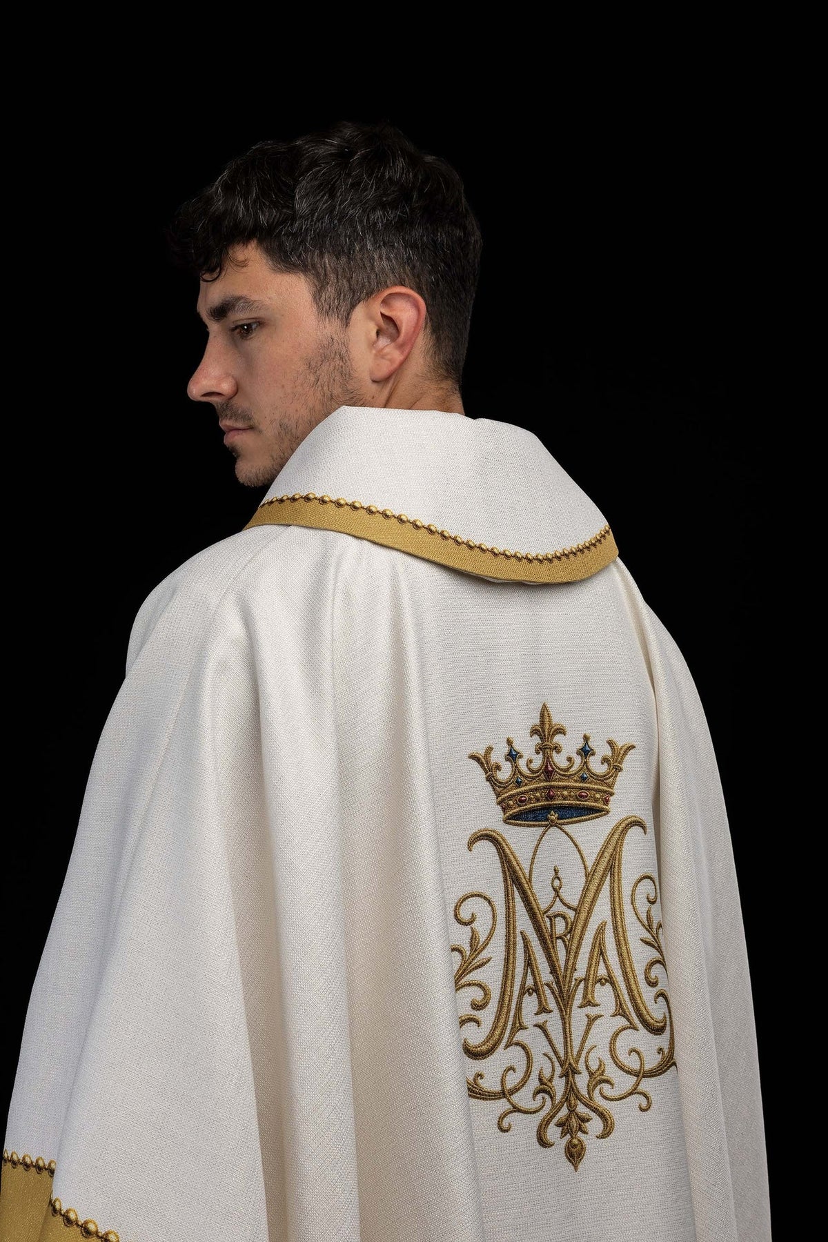 Messgewand mit Marienbild, Rückansicht mit goldener Stickerei und Monogramm