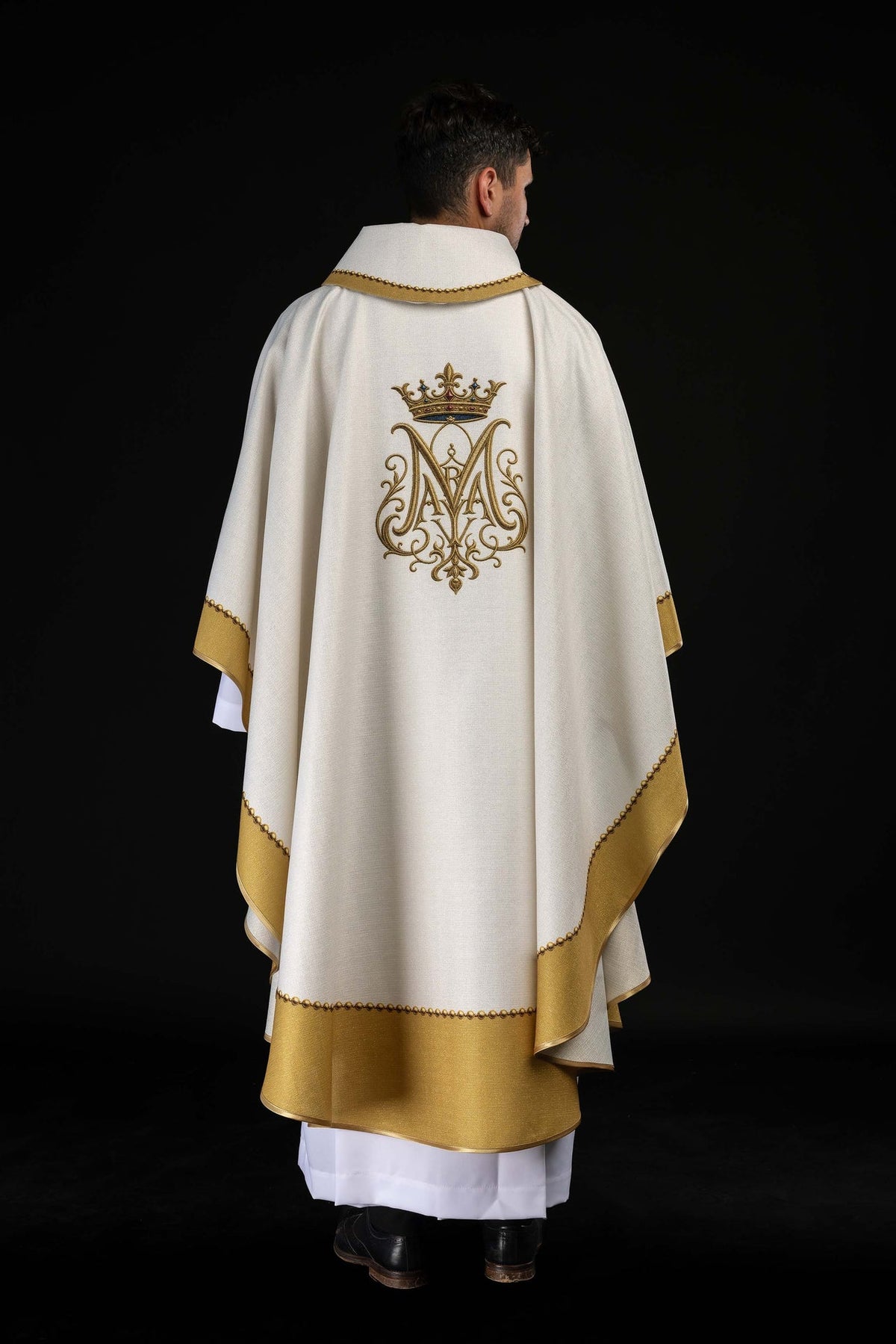 Messgewand mit Marienmonogramm, vollständige Rückansicht mit goldenen Borten