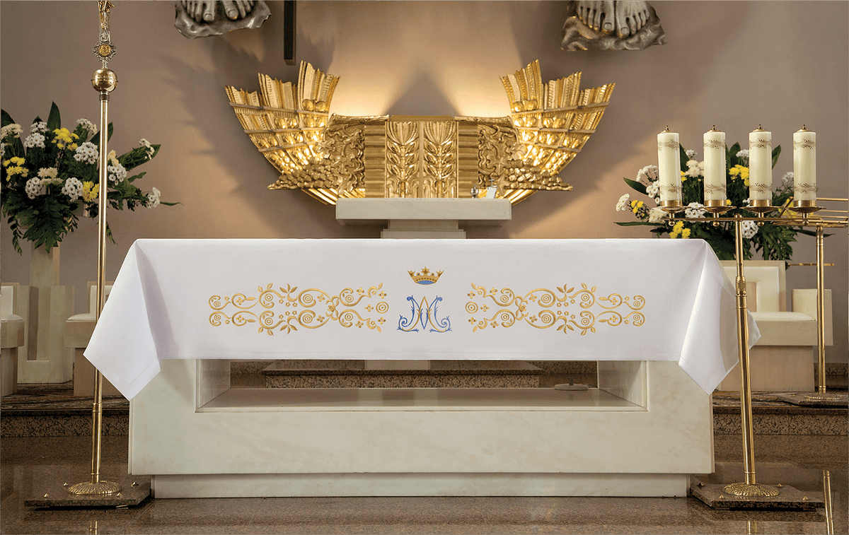 Altartuch mit goldener Frontstickerei mit Marienmotiv, frontal am Altar mit blau-goldenem Monogramm und Krone