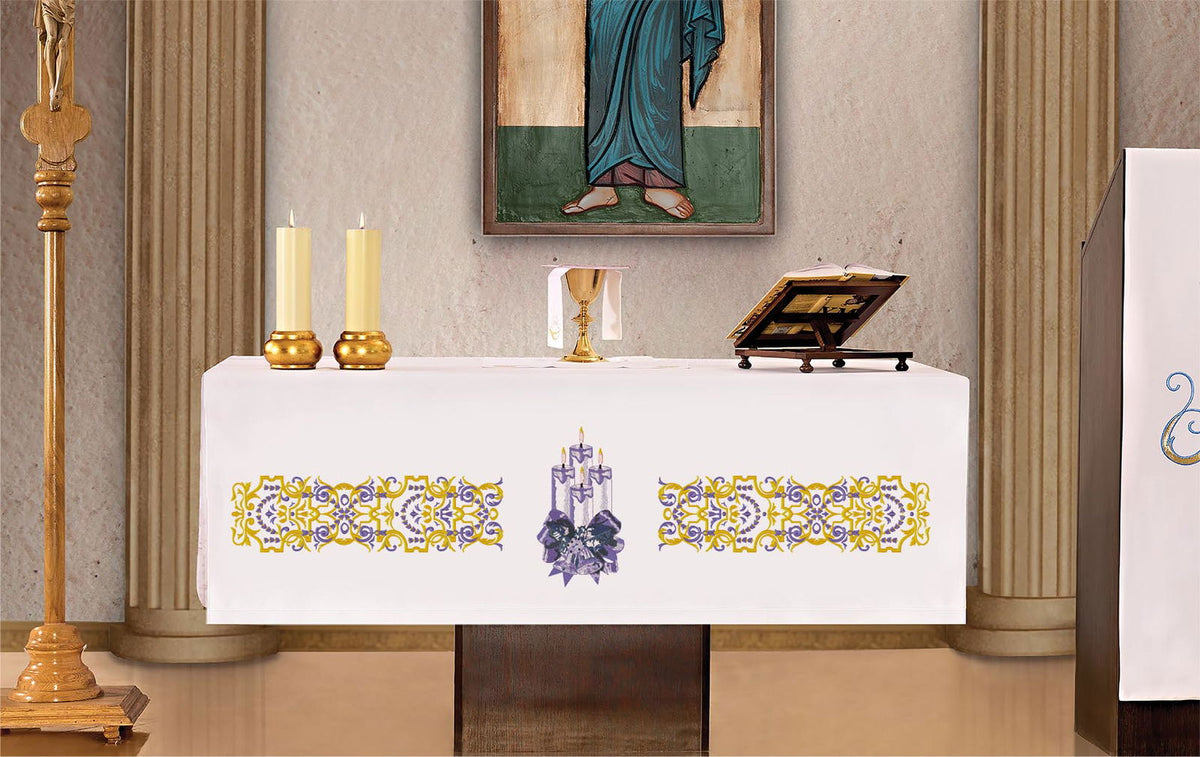 Altartischdecke mit Adventskranz-Stickerei, weiße Vorderseite mit violett-goldener Ornamentstickerei und Adventskranz