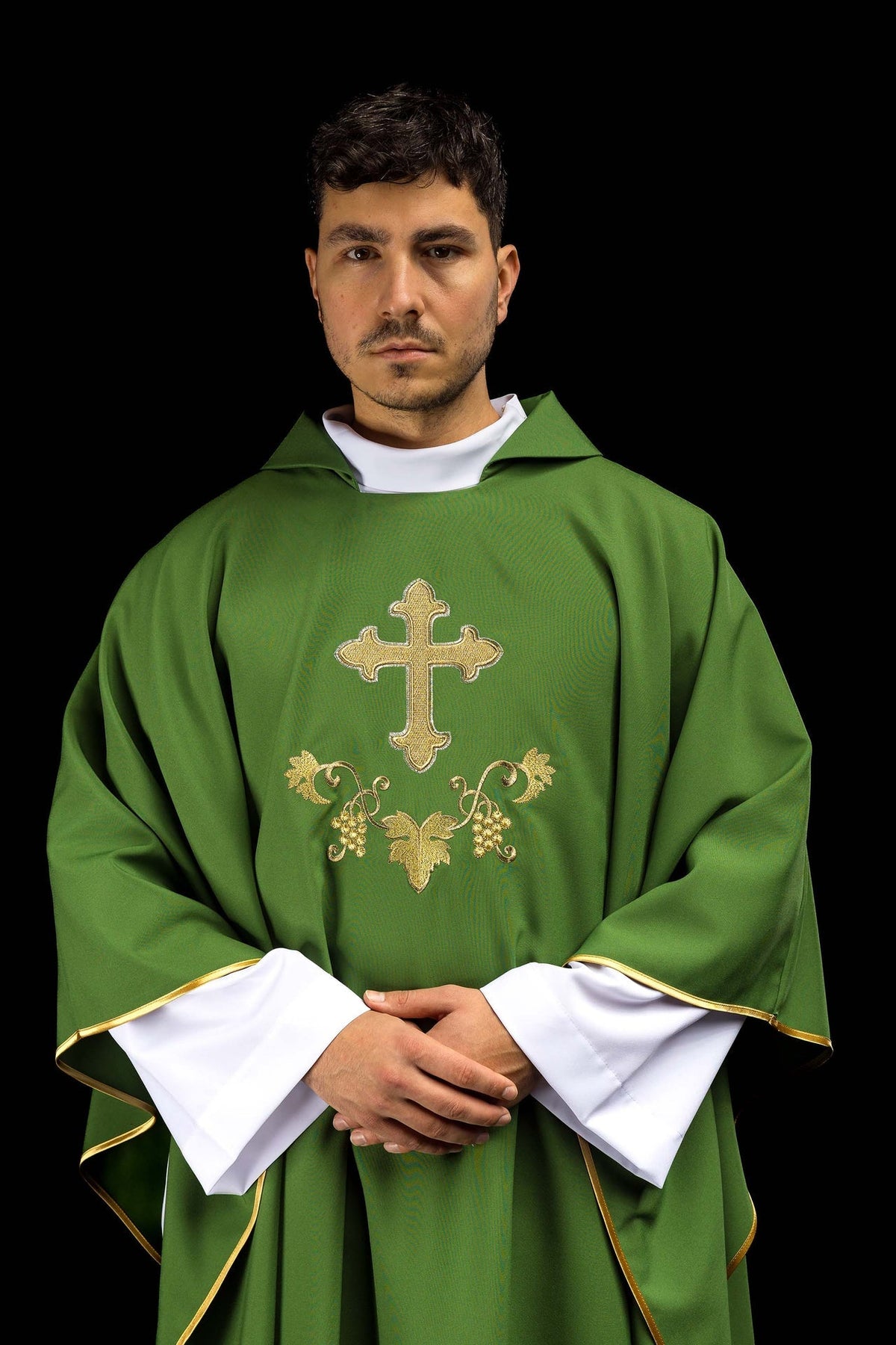Kasel bestickt mit Kreuzmotiv und breitem Kragen grün, vordere Ansicht mit goldener Stickerei und Borte
