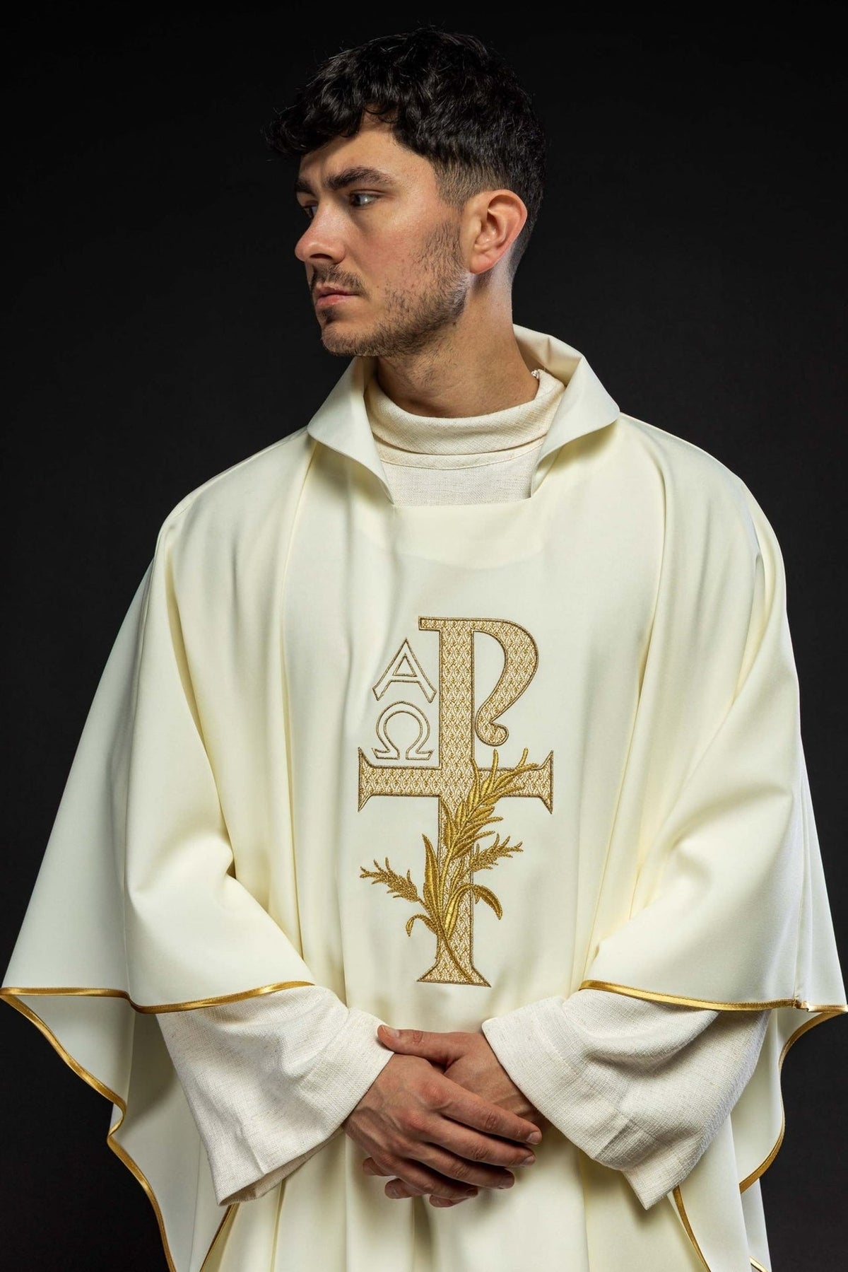 Ecru-farbenes besticktes Messgewand mit Alpha- und Omega-Symbol und breitem Kragen, vorne getragen