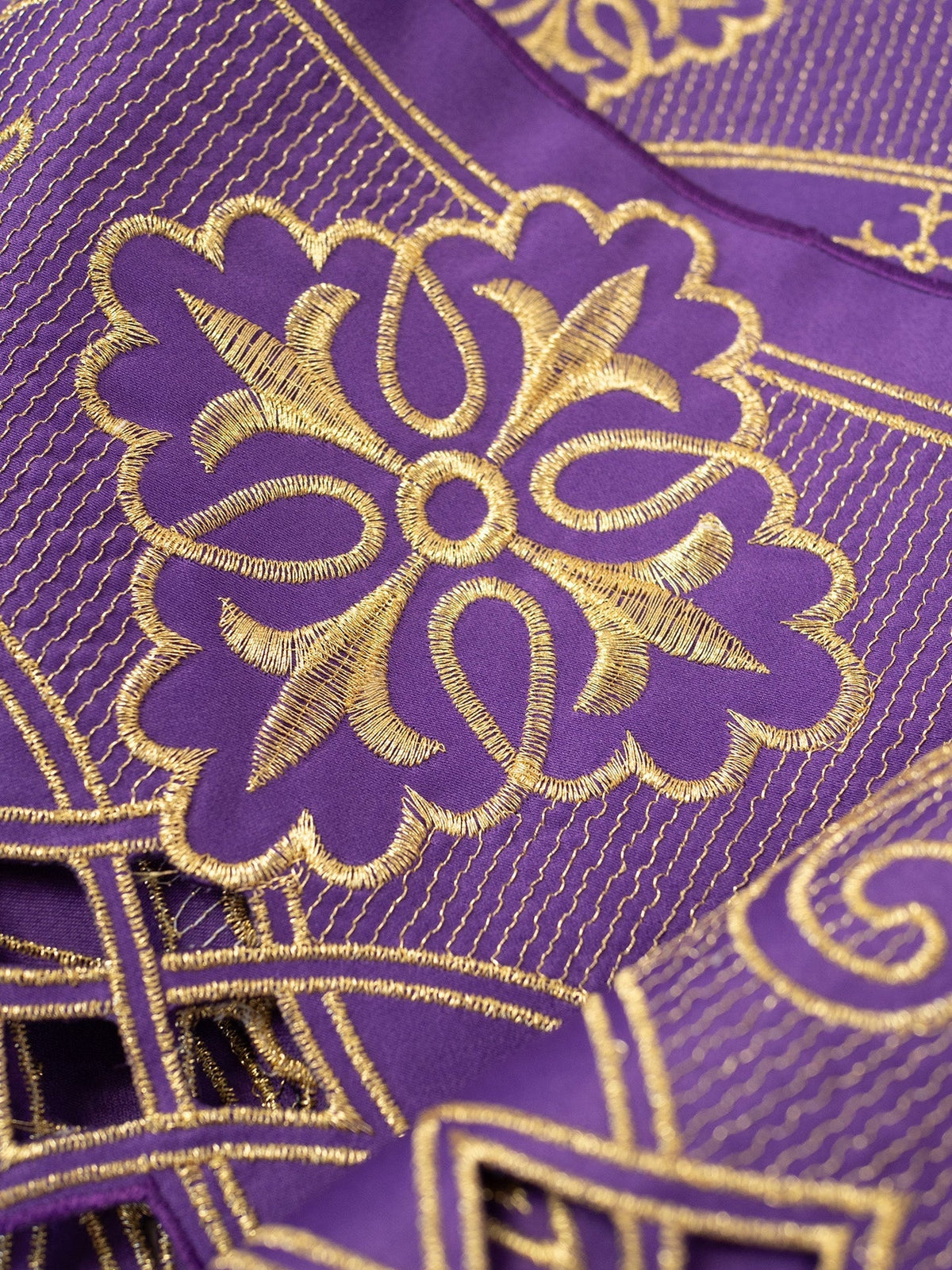 Meter mit violett-goldener Rosettenstickerei und feinen vertikalen Linien im Detail