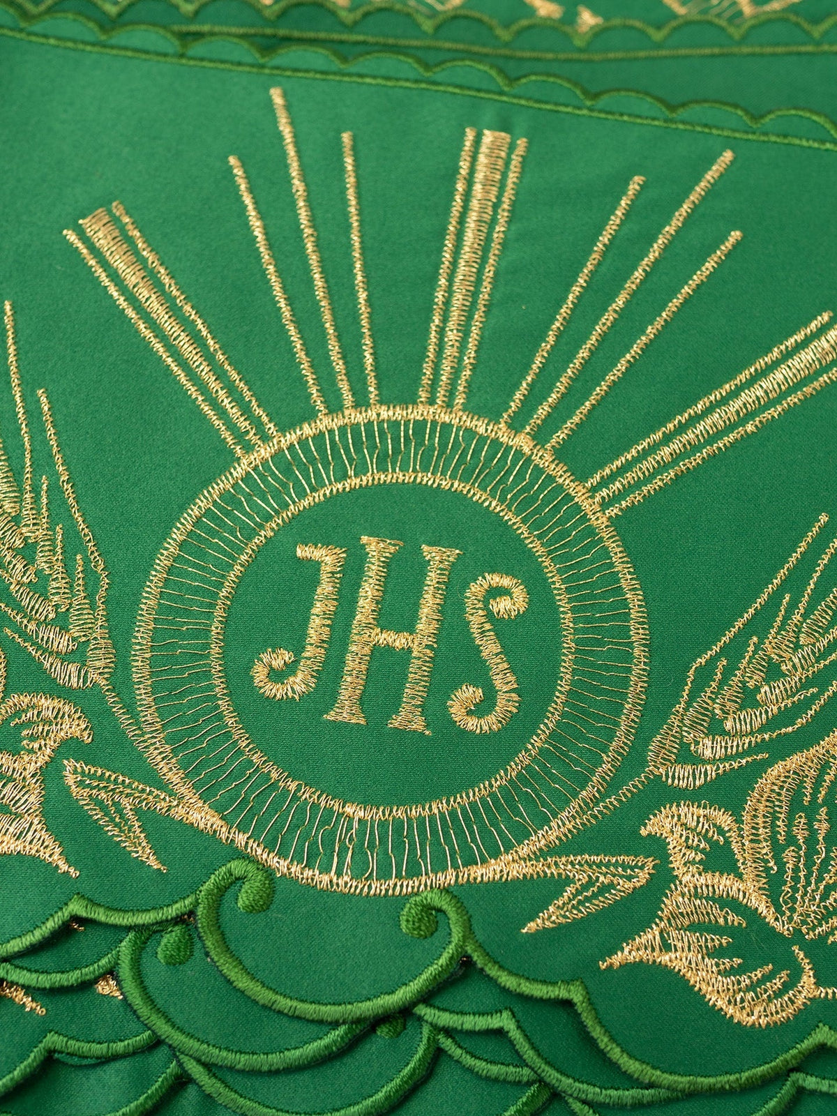 Grüner Meter, Detailaufnahme der goldenen IHS-Stickerei mit Strahlenkranz